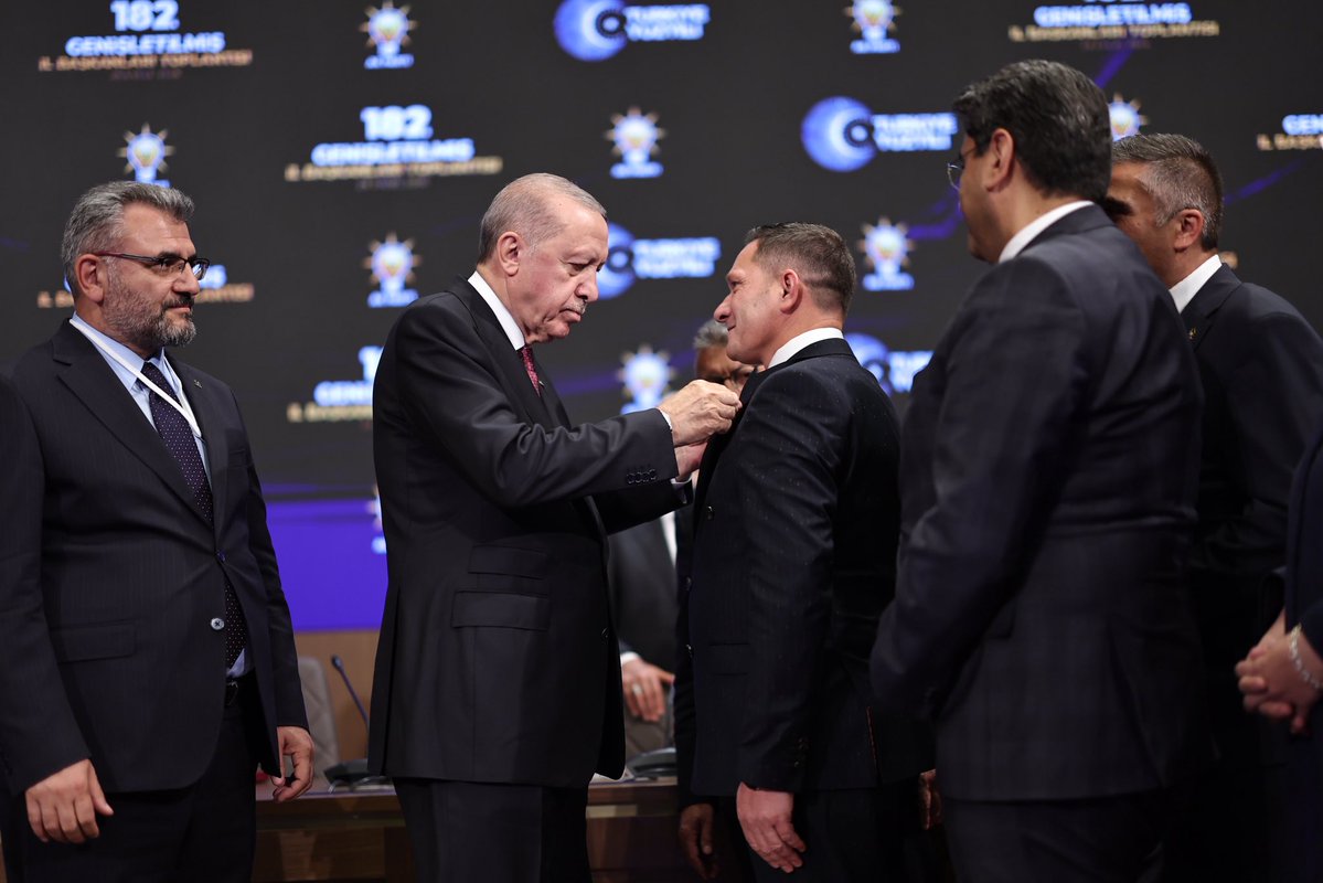 avabdullahguler's tweet photo. Koyulhisar Belediye Başkanı Bora Karakullukcu, Cumhurbaşkanımız ve Genel Başkanımız Sn. @RTErdogan 'ın kendisine rozet takdimiyle AK Parti ailemize katıldı. 

Kendisine AK Parti ailemize hoşgeldin diyor,  #Koyulhisar'ımız için "AK Belediyecilik" anlayışıyla hayırlı hizmetlere vesile olmasını diliyorum.