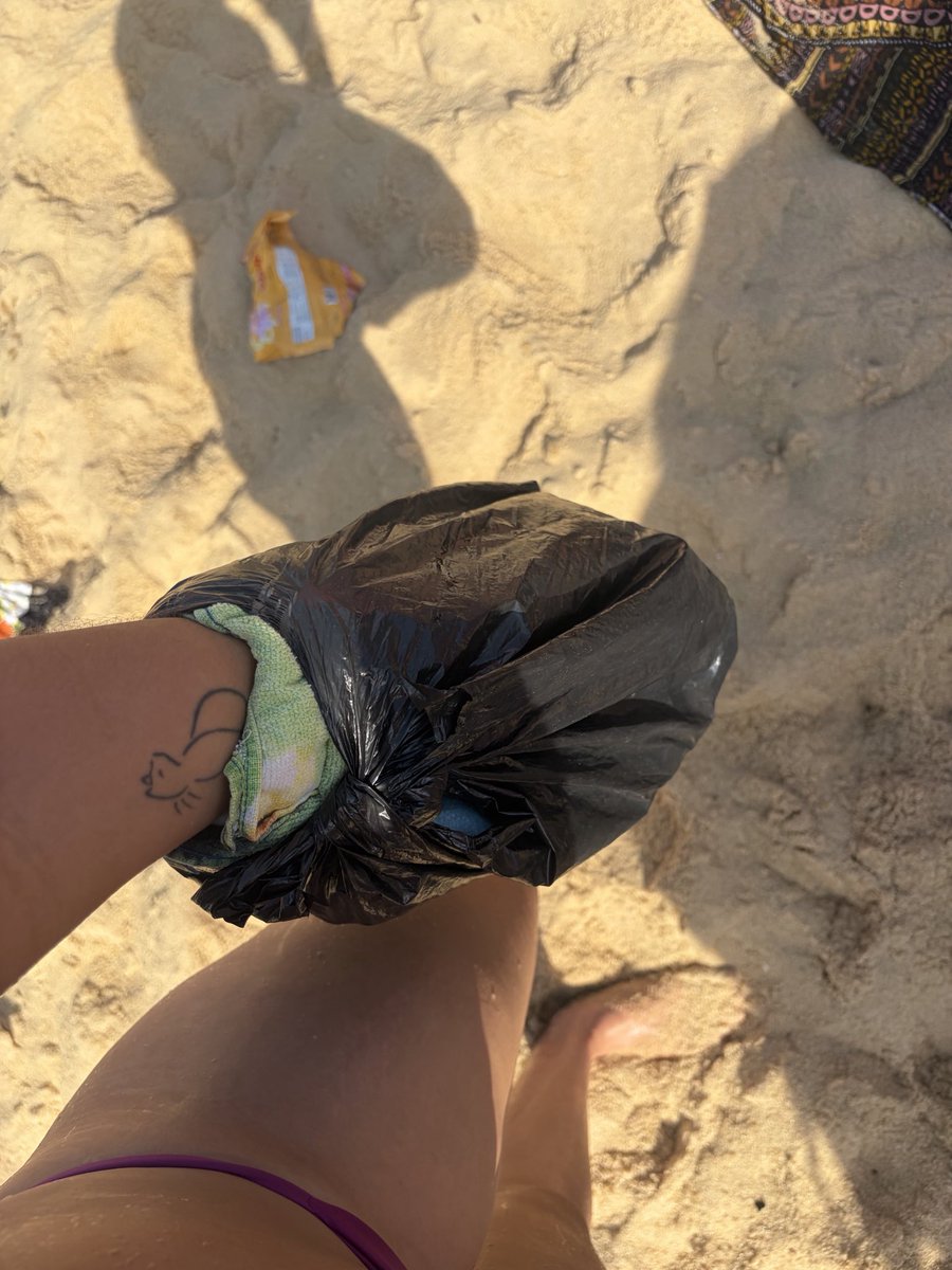 lilasabino's tweet photo. *coloco uma toalha e uma sacola plástica pra poder entrar no mar*

uma moça me aborda dentro d’água: IISSO É UM GESSO?
eu: sim
ela: caralho ne possível paciente me estressando no meio do mar, na minha folga 

😂😂😂 https://t.co/crTpSmGQ4G
