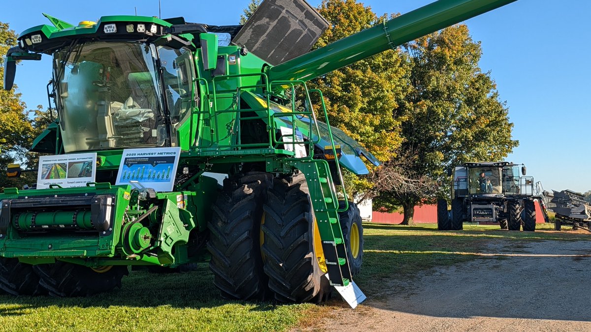 BRNAgNews_NH's tweet photo. #OntheGround for the @MichiganSoybean @MSUExtension @MSUEFieldCrops #harvest26 Equipment Field Day. Find more @brownfield #agnews soon. https://t.co/53dg2wOJzx