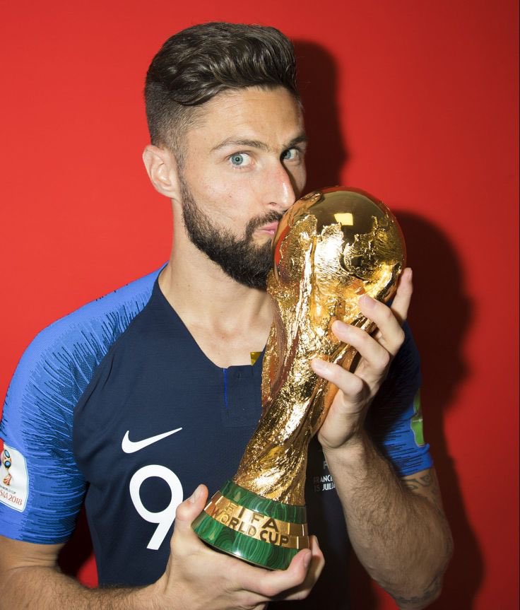 _BeFootball's tweet photo. 🚨 OLIVIER GIROUD 🇫🇷 ÉTAIT 4e ATTAQUANT DANS SON CLUB EN L2 AVANT D’ATTEINDRE LES BLEUS ! 🙏🧠 

« J’ai dû taper du poing sur la table pour quitter Grenoble. Je n'étais que le quatrième attaquant. 

Quand je suis revenu d'Istres, l'équipe est montée en L1 mais le coach me voyait comme JOKER. 

Et j'ai pensé : "Olive, qu'est-ce qui est le plus important pour toi ? Continuer à progresser, avoir du temps de jeu ou alors découvrir la Ligue 1 à 20 ans ?" 

JE SUIS PARTI À TOURS (L2, 2008-2010) pour gravir les échelons (…)

Je suis arrivé le 11 novembre 2011, à 25 ans en bleu et je me suis dit : "Je veux jouer en équipe de France pendant dix ans." Je suis resté treize ans... 🙏🇫🇷 »

(@lequipe)