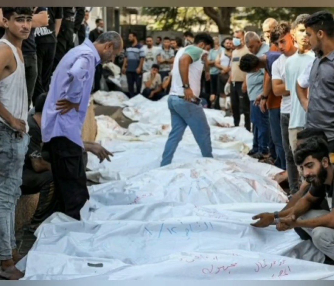 AHMED_ABUHAMAD_'s tweet photo. مشهدٌ لا يُصدّق إلا لأنه موثّق أمام أعيننا ..

ما يحدث في غزة لا يُصدَّق … عشرات الجثث .

من سيسأل عن هؤلاء ؟

اللهم إن صمت العالم لا يعني أنك لا ترى ولا تسمع . https://t.co/NyWtMUMnxe
