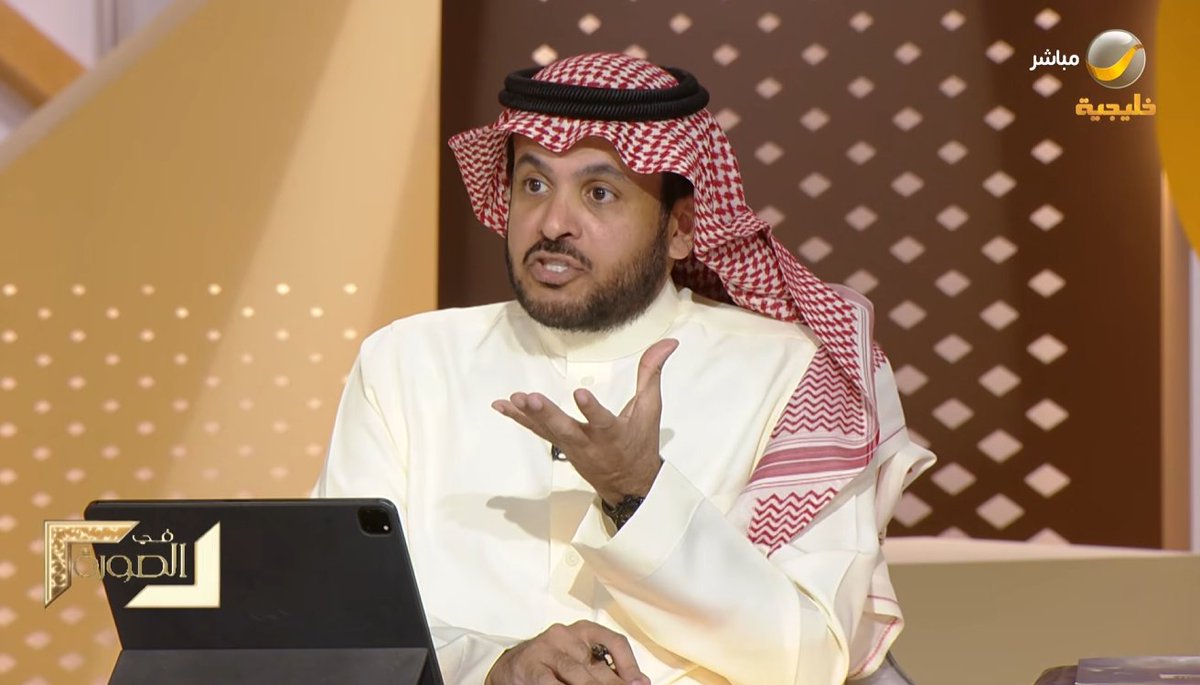 abdullahassahem's tweet photo. ظهر محمد عزان على قناة روتانا خليجية في لقاء أعتقد أنه من أهم الحوارات لفهم الحوثيين...لأن محمد عزان كان أحد مؤسسي مشروع الشباب المؤمن نفسه... المشروع الذي خرج من رحمه لاحقا التيار الذي تطور إلى جماعة أنصار الله الحوثية.

بمعنى أوضح...نحن نستمع هنا إلى رجل كان موجودا داخل البدايات الأولى للمشروع... ثم دخل في مواجهة فكرية مباشرة مع حسين الحوثي عندما بدأت الأفكار تتغير.

وهنا تبدأ القصة الحقيقية...في البداية، كان "الشباب المؤمن" مشروعا زيديا تعليميا وفكريا...لكن الخلاف بين محمد عزان وحسين الحوثي بدأ عندما وصلوا إلى السؤال الأخطر:
من يملك الحق في تفسير الدين والقرآن... ومن يملك الحق في الحكم والقيادة؟! عزان كان يقول إن أهل البيت علماء وأئمة نحترمهم ونستفيد من علمهم...لكنهم ليسوا مصدرا مستقلا للتشريع...ولا يوجد دليل ديني يمنح ذرية الحسن والحسين حقا حصريا في حكم المسلمين.

أما حسين الحوثي، بحسب رواية عزان...فكان يتحرك في اتجاه مختلف تماما.

كان يريد إعادة أهل البيت إلى موقع المرجعية في فهم القرآن والدين...ومن هنا بدأت فكرة الولاية...وهي تتشابه مع فكرة ايران وفكرة الاصطفاء...
وفكرة أن هناك سلالة تمتلك حقا دينيا وسياسيا مختلفا عن بقية الناس.

وهنا حصل الصدام.

حتى إن حسين الحوثي اتصل بعزان، بحسب شهادته، وقال له إنه يريد الإعلان بأنه لم يعد هناك شيء اسمه الشباب المؤمن..لكن عزان رفض...وقال له بمعنى واضح:
هذا مشروعنا نحن... إذا كان لديك مشروع مختلف فأعلن مشروعك أنت.

وهنا يا صديقي يجب أن نتوقف قليلا...لأن هذه اللحظة ربما تفسر لك ولادة الحوثية بشكلها الحالي.

المشكلة لم تكن خلافا شخصيا بين رجلين...بل كانت معركة بين فكرتين:
فكرة تقول إن الدولة يجب أن تقوم على الناس والكفاءة والاجتهاد...
وفكرة أخرى تعيد بناء السياسة على النسب والولاية والاصطفاء.

ولهذا كان محمد عزان من أوائل الذين دخلوا في مواجهة فكرية مع ما يمكن أن نسميه الهاشمية السياسية...بل إنه نسف أساسها من داخل التراث الزيدي نفسه بالحجّة والدليل.

قال بوضوح: لا يوجد عنده دليل صحيح يحصر الحكم في قريش...ولا في بني هاشم...ولا حتى في ذرية علي وفاطمة.
ووصف حصر الإمامة في البطنين بأنها قضية سياسية لا علاقة لها بالدين.

تخيل خطورة هذه العبارة...الرجل يسحب القداسة الدينية من فكرة السلالة...ويضرب الأساس الذي يقوم عليه المشروع السياسي كله للحوثي وفي طريقه يضرب كل ميليشيات ايران وايران نفسها سياسياً.

ولهذا لم يكن الخلاف مع حسين الحوثي بسيطا....لكن الأخطر في اللقاء...
أن عزان شرح أين وصلت هذه الأفكار اليوم.

بحسب عزان...الولي عند الحوثيين لا يستمد سلطته من الدستور...ولا من الانتخابات...ولا حتى من مؤسسات الدولة...ولا من الشعب...ولا حتى من الاسلام والنصوص....بل من تصور ديني يمنحه شرعية أعلى من كل ذلك....
والأخطر...أن هذه الولاية لا تتوقف عند حدود اليمن.

فالولي، وفق هذا التصور، ليس ولي اليمنيين فقط...بل ولي الأمة كلّها .. يعني 2 مليار مسلم هم خرجوا عن ولاية "عبد الملك الحوثي" ويجب عليهم ان يبايعوه!!!

أي أننا أمام مشروع فكري يتجاوز الحدود....وهنا تفهم لماذا لا يمكن قراءة الحوثي كحركة يمنية مسلحة فقط...هناك خلفه تصور كامل للدولة... وللسلطة...وللشرعية...ولمن يحق له أن يحكم.

لكن شهادة عزان عن حكم الحوثيين ربما كانت أقسى من كل التاريخ....

الرجل يعيش المشهد من الداخل...ويتحدث عن سجون ممتلئة...ومظالم...
واستئثار بالوظيفة العامة...وتقديم الولاء على الكفاءة...ورسوم وضرائب يشتكي منها الناس...ثم يصل في النهاية إلى خلاصة قاسية جدا:
المشروع الحوثي بشكله الحالي غير صالح للحياة....لماذا؟
لأنه، بحسب عزّان ، لا يزال يعيش داخل صراعات الماضي...الأمويون...الخلفاء... الثارات القديمة...والسلالة...بينما العالم يتحرك نحو الدولة الحديثة والمؤسسات والقانون.

وهنا بالنسبة لي تكمن أهمية هذا اللقاء...أخطر نقد للحوثي ربما لا يأتي من خصم سلفي...ولا من السعودية...ولا من أمريكا...ولا حتى من الحكومة اليمنية.

انما يأتي من رجل شارك في تأسيس البيئة الفكرية التي خرج الحوثي من رحمها... ثم وقف في وجه حسين الحوثي عندما رأى إلى أين يتجه المشروع.

وهذه شهادة يجب أن يسمعها كل من يريد أن يفهم الحوثيين...لأنك أحيانا لا تفهم الحركة من أعدائها...وانما من الرجل الذي كان موجودا يوم وُلدت الفكرة... ثم قرر أن يقاتلها فكريا قبل أن تتحول إلى دولة وسلاح وحرب....

هذا الرجل اختصر علينا الكثير من الشرح والتوضيح...سمعت عنه سابقا ً واليوم استمعت اليه شخصيا....شكرا للبرنامج الذي اعتبره اقوى من الغارات الجوية في هذا التوقيت!