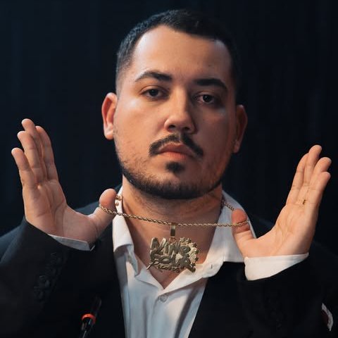 RapMais's tweet photo. 🚨 CEO DA NINE FOUR, PEDRO SIQUEIRA REBATE CAROL PRADO APÓS JORNALISTA QUESTIONAR SE MATUÊ “FEZ O TRAP VOLTAR PRO UNDERGROUND”

Carol perguntou ao seus seguidores se Matuê teria conseguido “fazer o trap voltar pro underground” com seu último álbum XTRANHO.

Pedro Siqueira rebateu e disse que esse tipo de comentário abre espaço para o público pop fazer piada com a cultura Hip-Hop.

“É BEM FEIO PARA UMA PROFISSIONAL TÃO IMPORTANTE NO MERCADO MUSICAL. A GENTE NÃO PODE DAR ESPAÇO PRA ESSA GALERA.”