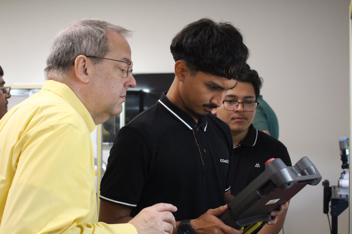StaffordMSD's tweet photo. To start off the new week, our Advanced Welding and Manufacturing seniors, along with their instructor, Frank Aldrate, visited @HCCSouthwest /Stafford for an exciting opportunity to learn more about careers in advanced manufacturing. 

Read the full article here: https://t.co/KEepgyJucZ

#StaffordSpartans #staffordmsd #SpartanPride #HCC