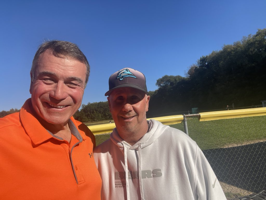 KVCC_Baseball's tweet photo. Great to have former Cougars HC Dave Morgan (88-94) out at practice yesterday.  Fun to hear some stories from the past.  Currently Dave lives in Arizona and works for the Arizona Cardinals. https://t.co/xdjFzwSLZk