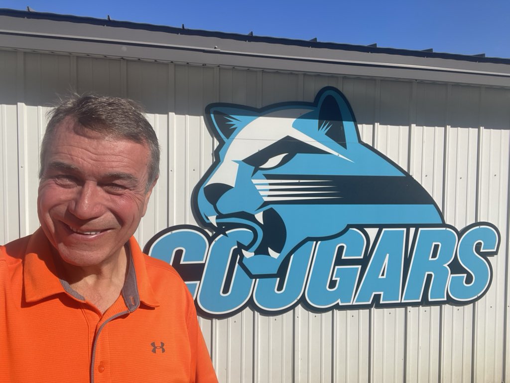 KVCC_Baseball's tweet photo. Great to have former Cougars HC Dave Morgan (88-94) out at practice yesterday.  Fun to hear some stories from the past.  Currently Dave lives in Arizona and works for the Arizona Cardinals. https://t.co/xdjFzwSLZk
