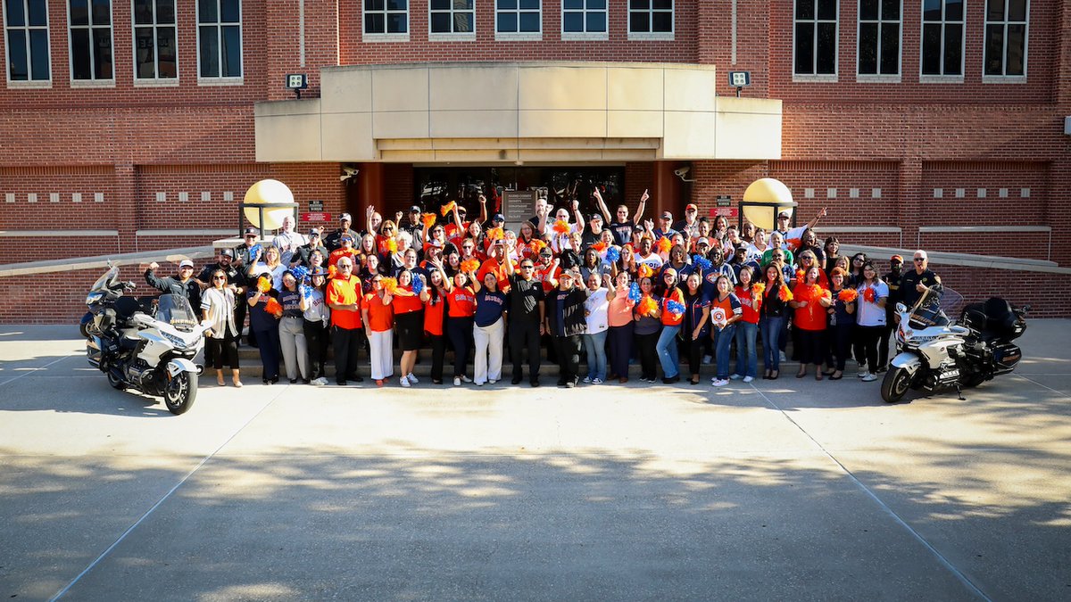HCSOTexas's tweet photo. .@SheriffEd_HCSO and the Harris County Sheriff’s Office congratulate the @astros on being named AL West Champions! ⚾️🧡💙
 
We’re cheering you on as you head into the playoffs. Let’s go, Astros!

#ChaseTheFight #GoAstros https://t.co/QIerUW9ntY