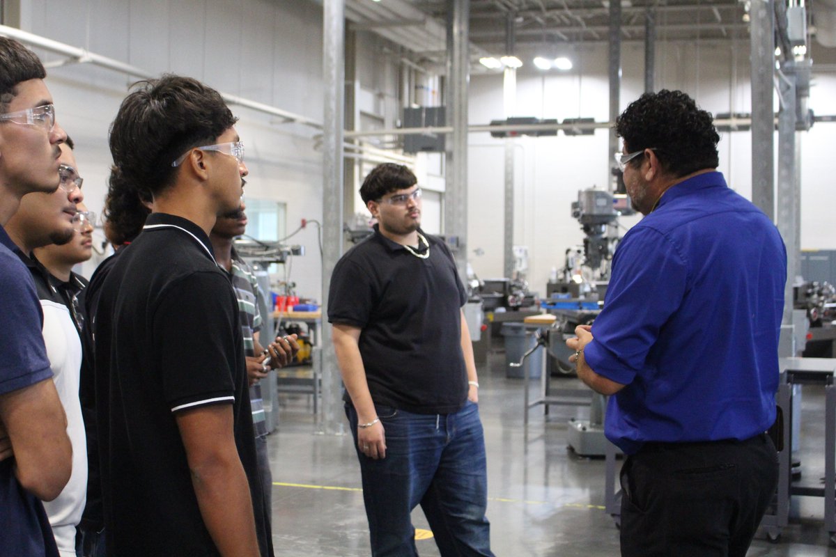 StaffordMSD's tweet photo. To start off the new week, our Advanced Welding and Manufacturing seniors, along with their instructor, Frank Aldrate, visited @HCCSouthwest /Stafford for an exciting opportunity to learn more about careers in advanced manufacturing. 

Read the full article here: https://t.co/KEepgyJucZ

#StaffordSpartans #staffordmsd #SpartanPride #HCC