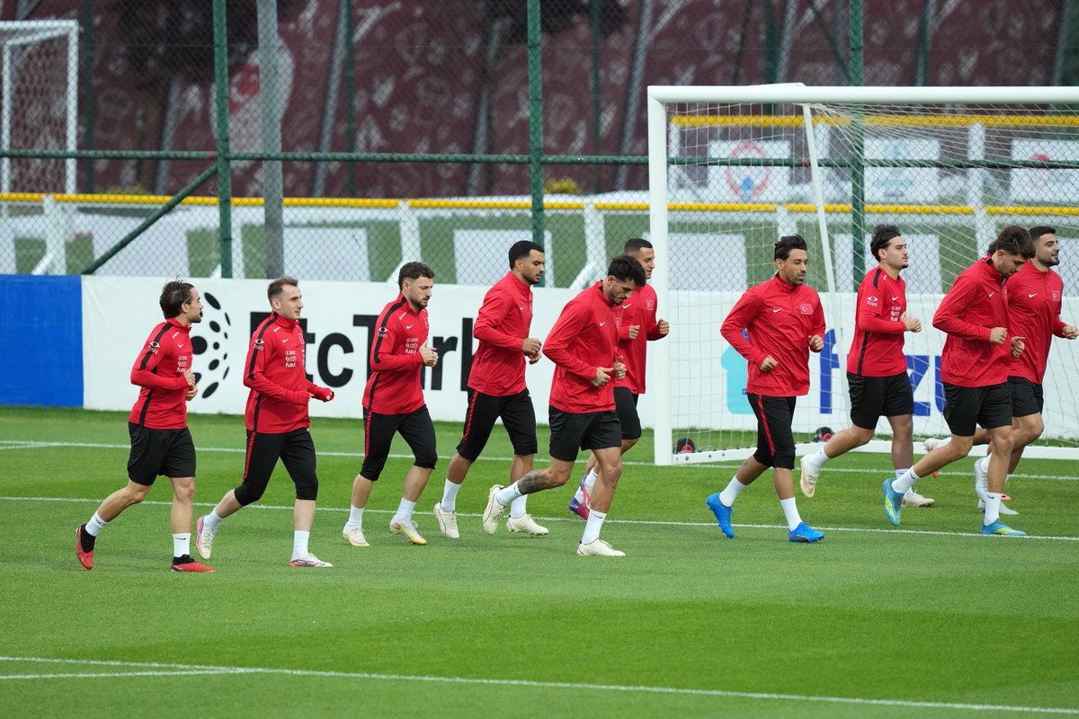 HaberKartali's tweet photo. TFF: "İtalya maçı sonrasında ayak parmağındaki ağrısı artan Orkun Kökçü ile sakatlığı sebebiyle ağrısı olan Emirhan Topçu, bugün gerçekleştirilen idmana katılmadı." https://t.co/LSyuG9o7lV