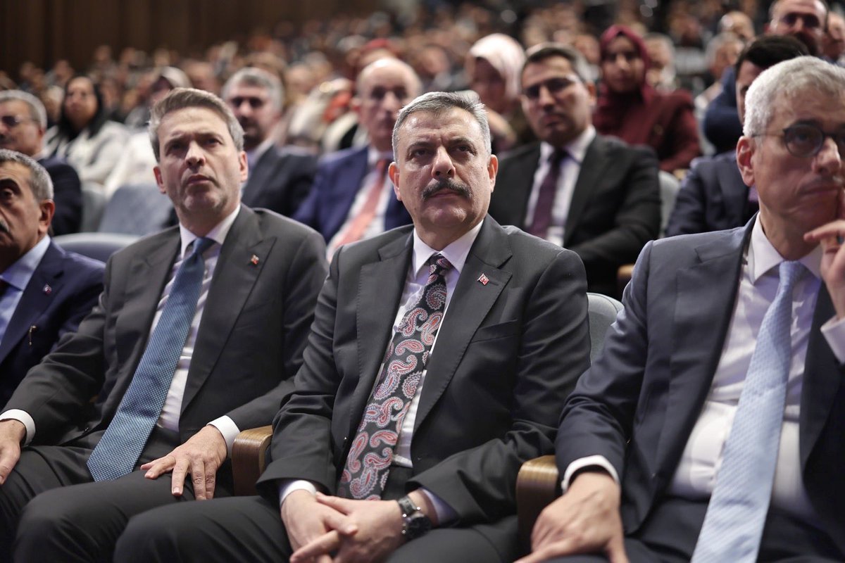 mustafaciftcitr's tweet photo. TEŞKİLATIMIZLA OMUZ OMUZA, TÜRKİYE YÜZYILI’NA 🇹🇷

Muhterem Cumhurbaşkanımız @RTErdogan’ın riyasetlerinde gerçekleştirilen AK Parti 182. Genişletilmiş İl Başkanları Toplantımıza katıldık.

Türkiye’nin dört bir yanından gelen teşkilat mensuplarımızla bir araya gelerek ülkemizin gündemini ve milletimizin beklentilerini değerlendirdik.

Aziz milletimize layıkıyla hizmet etme şuuruyla, durmadan ve yorulmadan çalışma gayretimizi ilk günkü aşkla sürdürüyoruz.

Muhterem Cumhurbaşkanımızın engin tecrübesi ve dirayetli liderliği, Türkiye Yüzyılı yürüyüşümüzde bizlere her zaman en güçlü rehber olmaktadır.

Bu rehberliğin ışığında, milletimizden aldığımız güçle; ülkemizin huzuru, güvenliği ve refahı için omuz omuza çalışmaya kararlılıkla devam edeceğiz.

Toplantımızın ülkemiz, milletimiz ve teşkilatımız için hayırlara vesile olmasını temenni ediyorum.