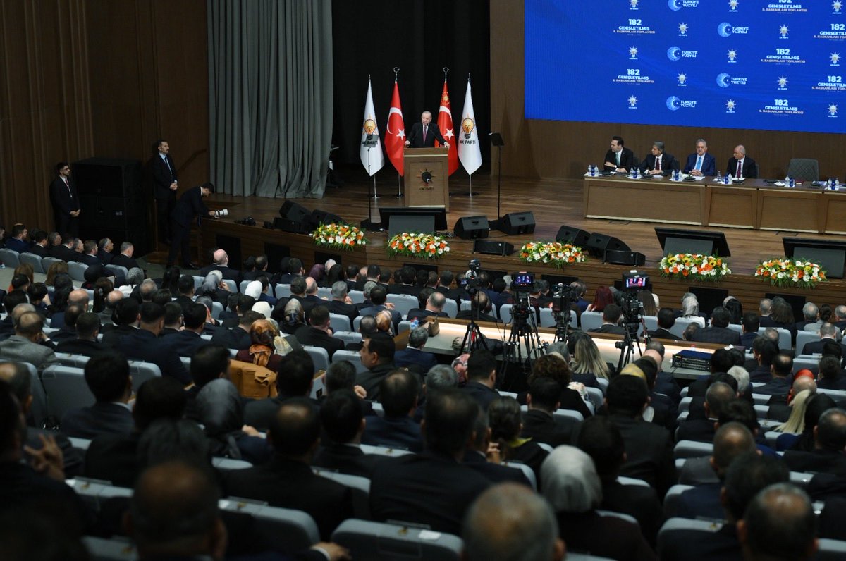 mustafaciftcitr's tweet photo. TEŞKİLATIMIZLA OMUZ OMUZA, TÜRKİYE YÜZYILI’NA 🇹🇷

Muhterem Cumhurbaşkanımız @RTErdogan’ın riyasetlerinde gerçekleştirilen AK Parti 182. Genişletilmiş İl Başkanları Toplantımıza katıldık.

Türkiye’nin dört bir yanından gelen teşkilat mensuplarımızla bir araya gelerek ülkemizin gündemini ve milletimizin beklentilerini değerlendirdik.

Aziz milletimize layıkıyla hizmet etme şuuruyla, durmadan ve yorulmadan çalışma gayretimizi ilk günkü aşkla sürdürüyoruz.

Muhterem Cumhurbaşkanımızın engin tecrübesi ve dirayetli liderliği, Türkiye Yüzyılı yürüyüşümüzde bizlere her zaman en güçlü rehber olmaktadır.

Bu rehberliğin ışığında, milletimizden aldığımız güçle; ülkemizin huzuru, güvenliği ve refahı için omuz omuza çalışmaya kararlılıkla devam edeceğiz.

Toplantımızın ülkemiz, milletimiz ve teşkilatımız için hayırlara vesile olmasını temenni ediyorum.