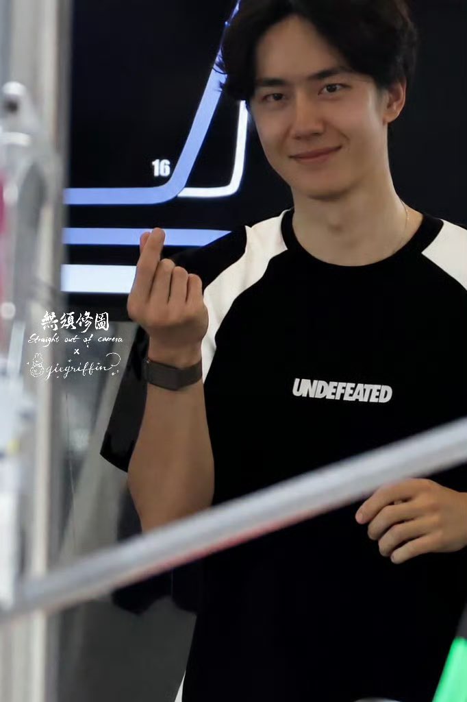 giegriffin's tweet photo. ตอนเพื่อนมาถามว่า อี้ป๋อมีส่งมินิฮาร์ทด้วยนะ ยูถ่ายไว้รึเปล่า นี่ก็บอกว่ามีด้วยเหรอ ไม่เห็นเลย พอมาดูคลิปที่ชาวบ้านถ่ายไว้ เออ มีด้วยเว้ย แต่ไวมาก สงสัยจะไม่ทันถ่าย แล้วพอมาดูรูปที่ตัวเองถ่ายไว้ อ้าว กดไปได้ตั้ง 4-5 รูป ชั้นกดไปตอนไหนฟระ 🤣

#85racing
#WangYibo #หวังอี้ป๋อ #王一博