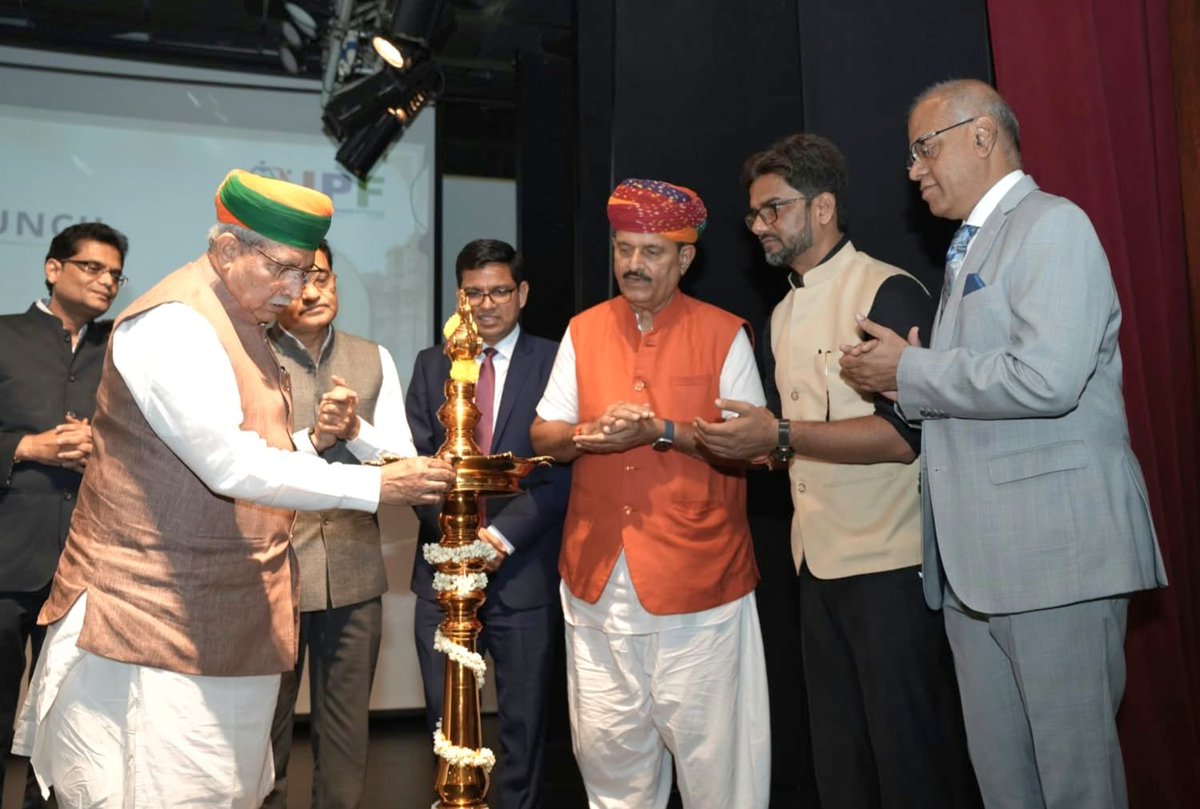 cgidubai's tweet photo. Shri Arjun Ram Meghwal, MoS (IC) for Law & Justice addressed a community event, organised by @cgidubai in collaboration with @IPF_uae, during his visit to Dubai.

During his interaction, Honourable Minister expressed gratitude for the contribution of the diaspora in strengthening 🇮🇳🇦🇪 ties. Discussions were also held on enhancing community engagement and welfare of the Indian diaspora.