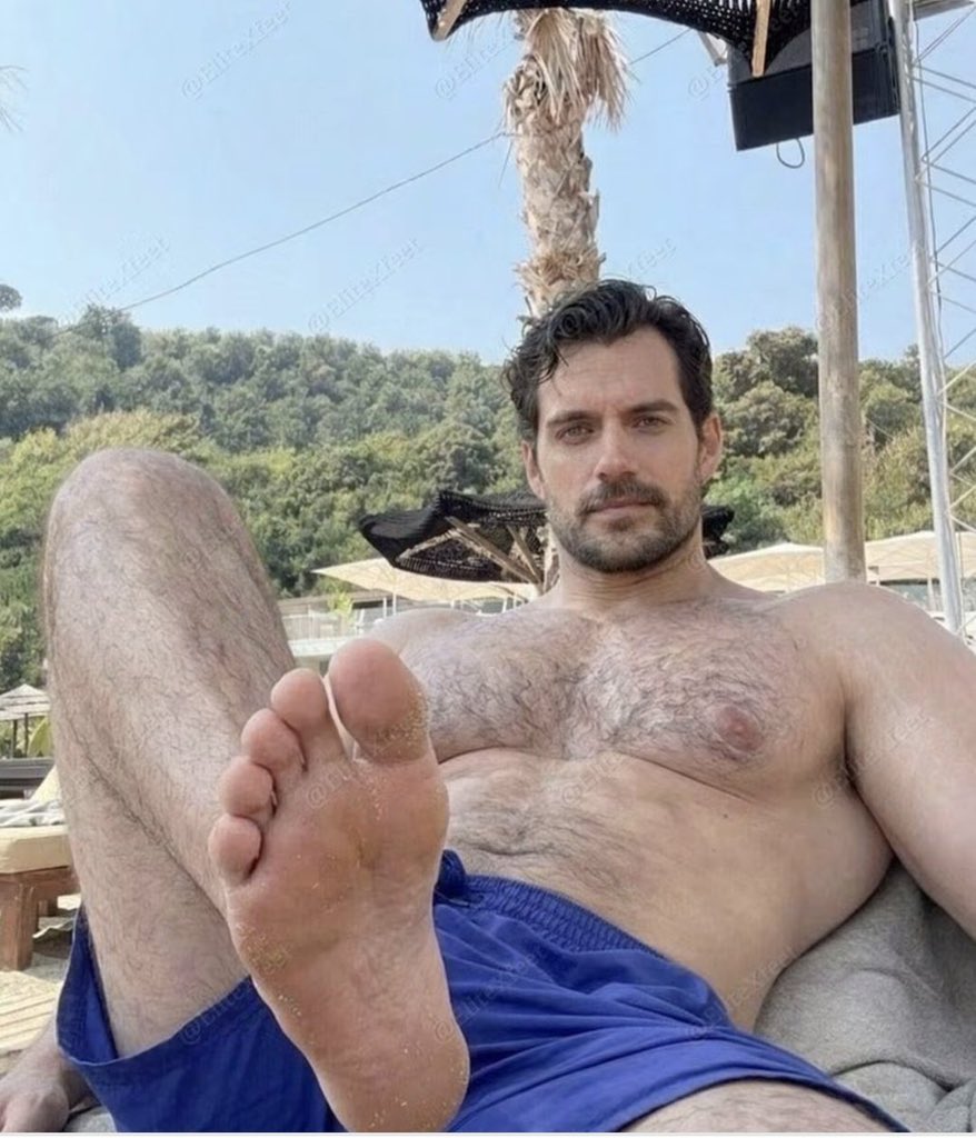 nzubegoodluck80's tweet photo. Henry Cavill relaxing shirtless on a sunny beach. https://t.co/QB0hSWUBpw