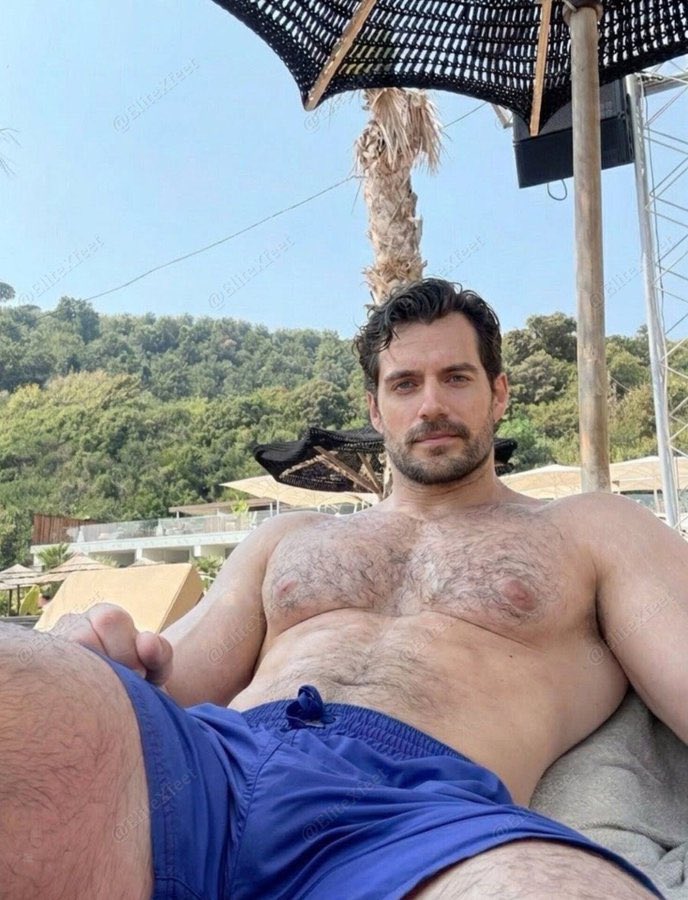 nzubegoodluck80's tweet photo. Henry Cavill relaxing shirtless on a sunny beach. https://t.co/QB0hSWUBpw
