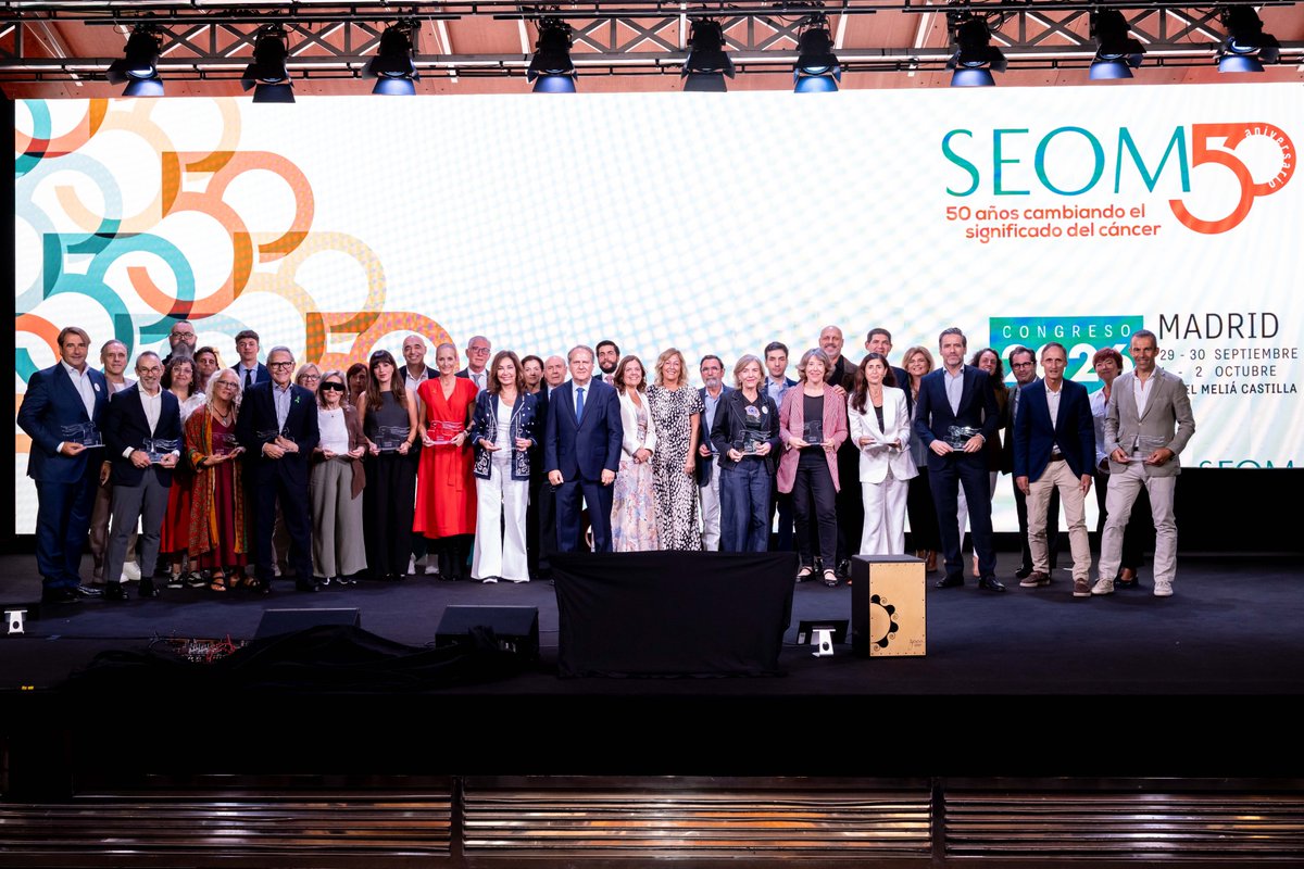 _SEOM's tweet photo. 🏆 ¡Enhorabuena a quienes, desde diferentes ámbitos, contribuís a acompañar a los pacientes, mejorar su calidad de vida, impulsar la investigación o hacer visible la realidad del cáncer! Hoy os hemos querido reconocer en la Gala SEOM de homenaje a pacientes #SEOM26 ❤️ https://t.co/mlqiKfdsls