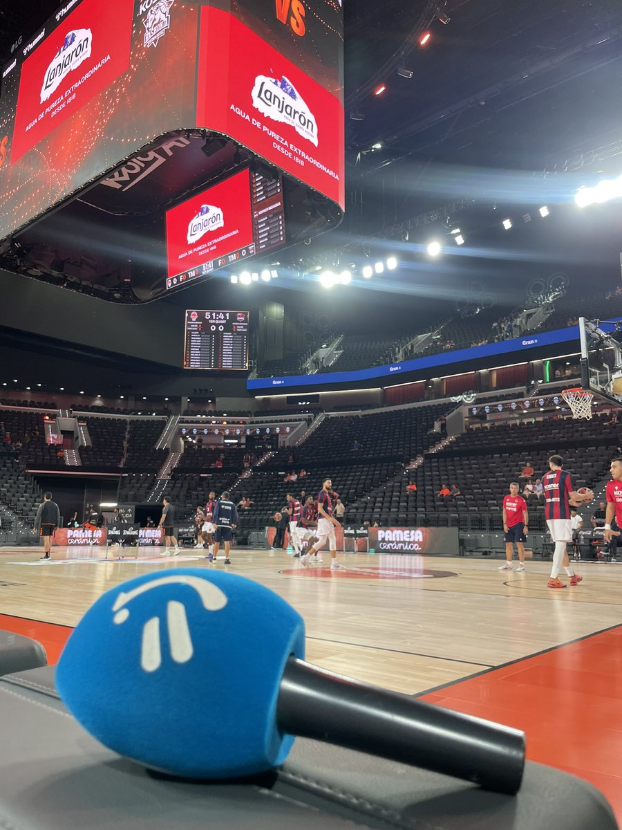 RitxiWar's tweet photo. Desde ya en @radio_vitoria para contarte el @valenciabasket vs @Baskonia en el Roig Arena‼️

✅ Los 12 preparados mientras llega Santos al que se le espera mañana en Gasteiz

🍊VB descarta a Cárdenas y Gueye

Te espero junto a @GariSC10, @Meloncesto y @Sergio_Vegas. RADIOOO 📻 https://t.co/8ZqBUR2M0t