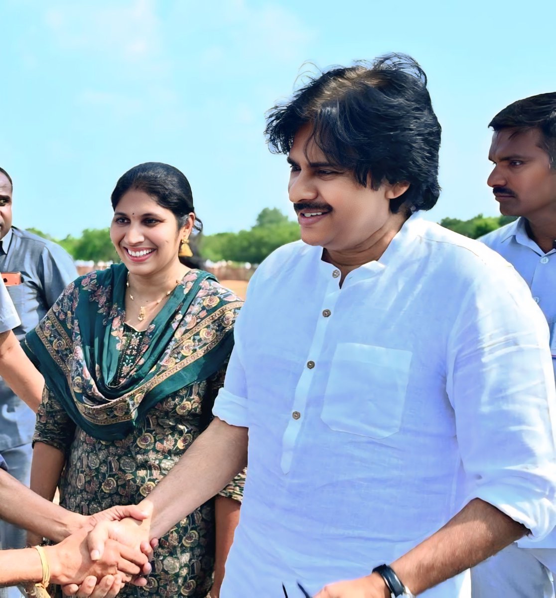 ChintamreddySi1's tweet photo. నెల్లూరులో ‘పల్లె పండుగ 3.0’ కార్యక్రమాన్ని ప్రారంభించేందుకు విచ్చేసిన గౌరవ  ఉప ముఖ్యమంత్రి శ్రీ పవన్ కళ్యాణ్ గారికి హృదయపూర్వక స్వాగతం.

గ్రామాల సమగ్ర అభివృద్ధికి ఈ కార్యక్రమం మరో బలమైన అడుగు.

  #pawanKalyan  #JanaSenaParty https://t.co/pdiRzNgaH7