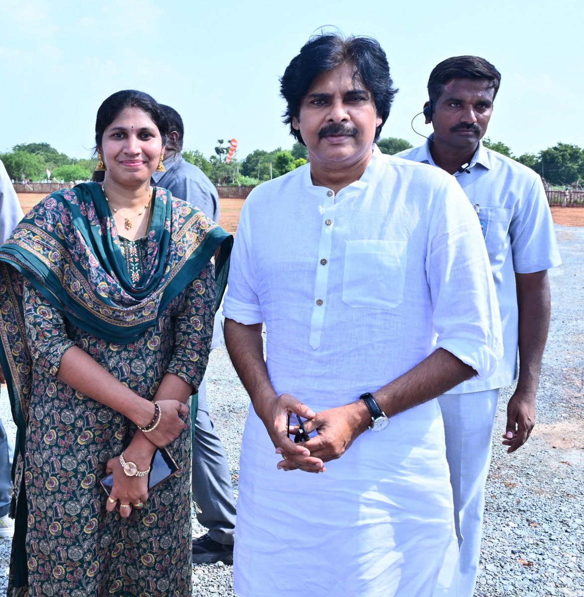 ChintamreddySi1's tweet photo. నెల్లూరులో ‘పల్లె పండుగ 3.0’ కార్యక్రమాన్ని ప్రారంభించేందుకు విచ్చేసిన గౌరవ  ఉప ముఖ్యమంత్రి శ్రీ పవన్ కళ్యాణ్ గారికి హృదయపూర్వక స్వాగతం.

గ్రామాల సమగ్ర అభివృద్ధికి ఈ కార్యక్రమం మరో బలమైన అడుగు.

  #pawanKalyan  #JanaSenaParty https://t.co/pdiRzNgaH7