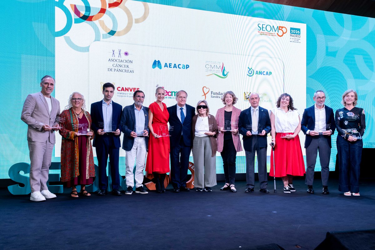 _SEOM's tweet photo. 🏆 ¡Enhorabuena a quienes, desde diferentes ámbitos, contribuís a acompañar a los pacientes, mejorar su calidad de vida, impulsar la investigación o hacer visible la realidad del cáncer! Hoy os hemos querido reconocer en la Gala SEOM de homenaje a pacientes #SEOM26 ❤️ https://t.co/mlqiKfdsls