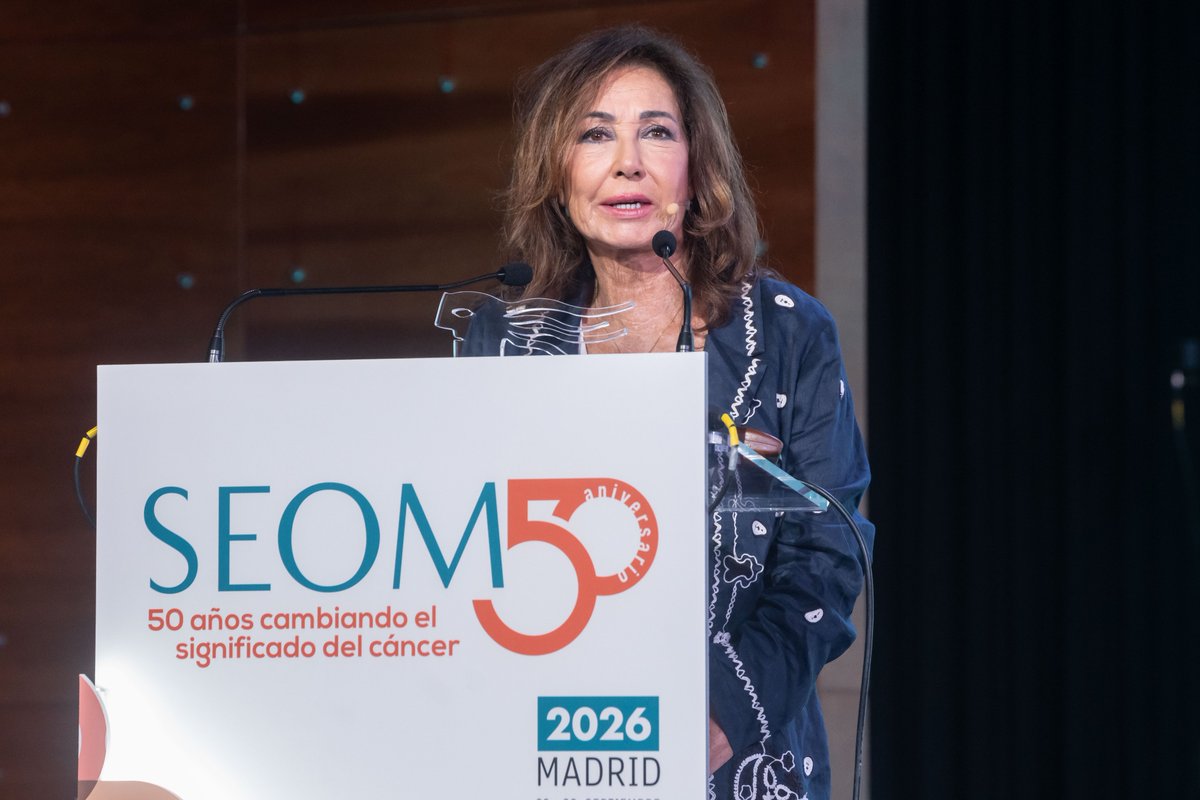 _SEOM's tweet photo. 🏆 ¡Enhorabuena a quienes, desde diferentes ámbitos, contribuís a acompañar a los pacientes, mejorar su calidad de vida, impulsar la investigación o hacer visible la realidad del cáncer! Hoy os hemos querido reconocer en la Gala SEOM de homenaje a pacientes #SEOM26 ❤️ https://t.co/mlqiKfdsls