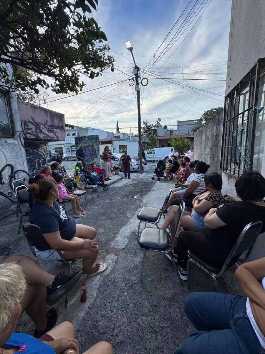 RoveJuly's tweet photo. @SicarioPolitica @tatclouthier Esta apestada por lo de #casadebolsaVector por el lavador #alfonsoromo . Ya tiene muchas broncas morena eso y que de plano no la armo https://t.co/UifX8FsV5s