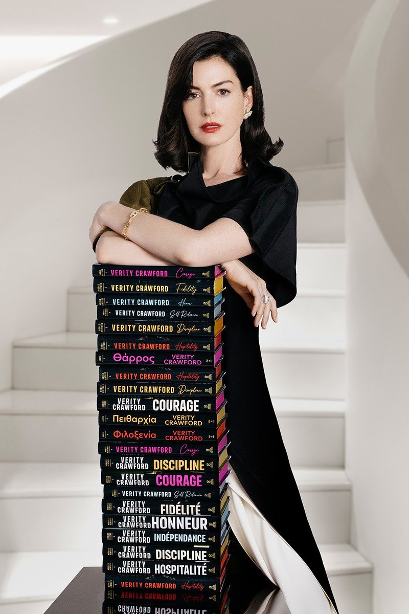 annehathawaybr's tweet photo. Novas imagens de Anne Hathaway caracterizada como Verity foram divulgadas, junto ao lançamento do site oficial da personagem. https://t.co/C89ZMShkjl https://t.co/XtI9PgI7sS