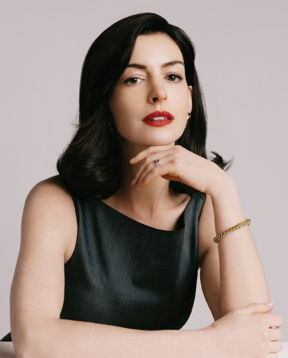 annehathawaybr's tweet photo. Novas imagens de Anne Hathaway caracterizada como Verity foram divulgadas, junto ao lançamento do site oficial da personagem. https://t.co/C89ZMShkjl https://t.co/XtI9PgI7sS