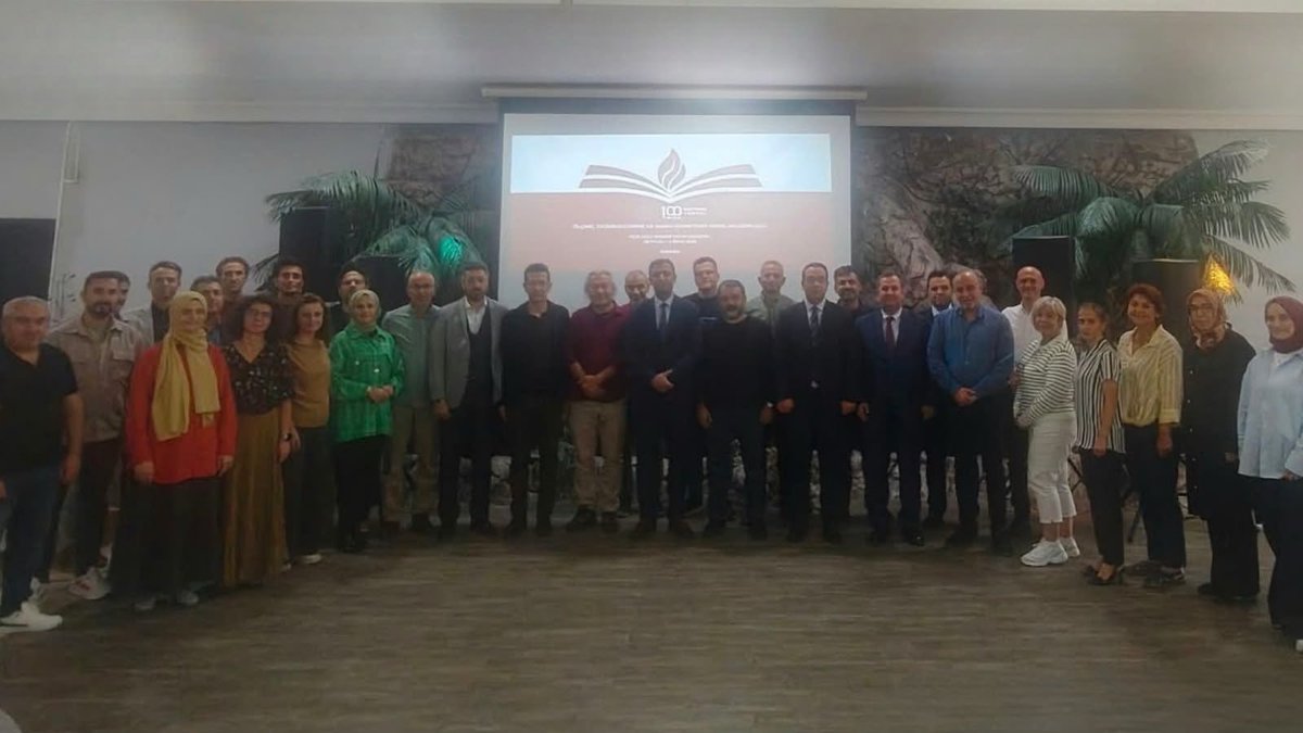 mebodsgm's tweet photo. AÇIK UÇLU MADDE YAZIM ÇALIŞTAYLARI ANKARA'DA BAŞLADI

MEB Ölçme, Değerlendirme ve Sınav Hizmetleri Genel Müdürlüğü tarafından Türkiye Yüzyılı Maarif Modeli (TYMM) öğretim programları ile uyumlu ölçme araçlarının geliştirilmesi amacıyla Ankara’da Açık Uçlu Madde Yazım Çalıştayları başlatıldı.

Genel Müdürümüz Sayın Dr. Erdal Kılınç'ın açılış konuşmasıyla başlayan çalıştay, iki ayrı merkezde yapılıyor. Türkçe ve fen bilimleri alanlarından 48, tarih ve coğrafya alanlarından 31 alan uzmanı ile birlikte Ortaöğretim Genel Müdürlüğü, Temel Eğitim Genel Müdürlüğü alan uzmanları çalıştaylarda görev aldı.

Farklı öğrenme çıktılarına yönelik ihtiyaç duyulan ölçme araçları geliştirerek uygulama birliğinin sağlanması hedeflenen çalıştayda Genel Müdürümüz Sayın Erdal Kılınç'a, Genel Müdür Yardımcısı Umut Erkin Taş, Sınav Yönetimi Daire Başkanı  Fatih Türkhan ile Planlama ve Koordinasyon Daire Başkanı Fevzi Sezer eşlik etti.

@tcmeb 
@Yusuf__Tekin 
@farukyelkenci 
@erdalkilinc27