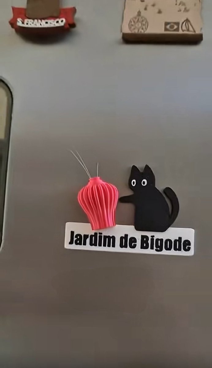 comprasgeniaiss's tweet photo. Gente achei esse imã de geladeira pra guardar os bigodinhos que vão caindo dos gatinhos e to apaixonadaaaa 🥹😍 https://t.co/NSBN1mfyrz