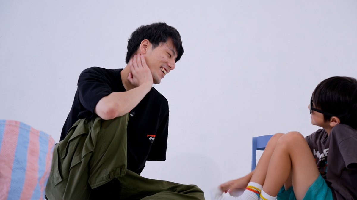 mtmtknic_ia's tweet photo. ソリッドな見た目のせいか、どうも子供に好かれず心に傷を負っていたひつじ���いり細田が初対面の子供を５回笑わせるまで帰れない部屋に入れられた結果、逆に細田が穏やかな笑顔を取り戻していくという幕間映像です。ライブ見逃し配信は１０月３１日まで。
https://t.co/hjB2izk7pU https://t.co/YuH1Nu32gT