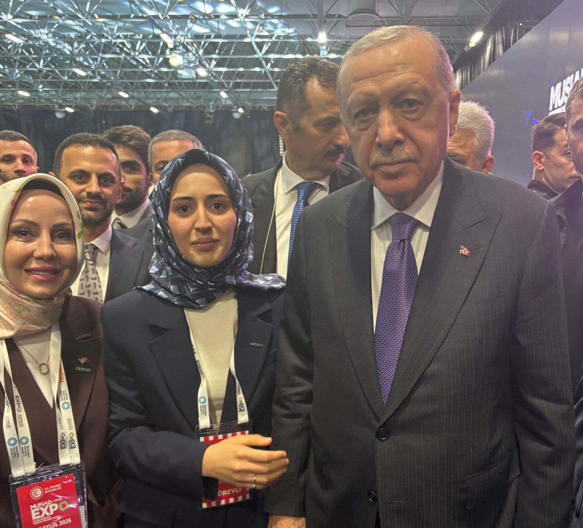 _zelihakurt's tweet photo. Canım Cumhurbaşkanım, Saygıdeğer Recep Tayyip Erdoğan, MÜSİAD Expo’muzun kapanış programına teşrif ederek bizleri çok mutlu ettiler. Birlikte fotoğraf çekilme fırsatı bulduğum için onur duyuyorum. ❤️Recep Tayyip Erdoğan❤️ https://t.co/W4aylaOl2j