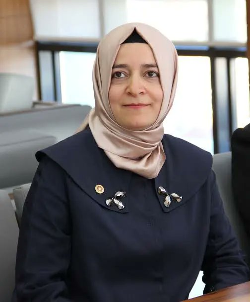 eminpazarci's tweet photo. Kendisinin ve eşinin bütün mal varlıklarına el konuldu.
Çok iyi oldu. Akla kara ayrıştı.
Fatma Betül Sayan Kaya, fon skandalının ardından istifa etmek zorunda kaldı. Kimse arkasında durmadı. Tersine hesap vermesi gerektiği açıklandı. Gereken yapıldı, mal varlıklarına el konuldu. En ufak bir taviz verilmedi.
Bakın Ak Parti Genel Başkan Yardımcısından söz ediyoruz!
Skandalın içinde CHP'li isimler de var. Peki CHP onlara 
ne yaptı?
Koca bir hiç.
Tersine, 150'ye yakın suçtan yargılanan İmamoğlu için hala "Cumhurbaşkanı Adayımız" diyorlar.
Herkes görüyor bunları. Millet kör değil. Ne demişler, bir musibet bin nasihatten evladır!