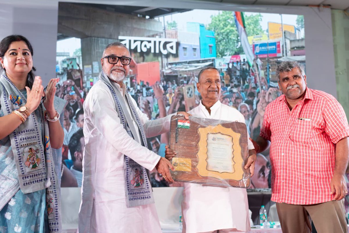 JitendraAsansol's tweet photo. পাণ্ডবেশ্বরকে নতুন করে শিল্পের মানচিত্রে প্রতিষ্ঠিত করার লক্ষ্যে আজ অনুষ্ঠিত হল ‘পাণ্ডবেশ্বর ইন্ডাস্ট্রিজ অ্যান্ড ইনভেস্টমেন্ট কনক্লেভ ২০২৬’।

এক সময় পাণ্ডবেশ্বরকে ঘিরে ব্যবসায়ীদের মধ্যে যে আতঙ্ক ও অনিশ্চয়তার ধারণা ছিল, সেই পরিস্থিতি বদলেছে। গত কয়েক মাসে প্রশাসন ও পুলিশের উদ্যোগে ব্যবসায়ীদের কাছ থেকে বেআইনি অর্থ আদায়ের বিরুদ্ধে কঠোর পদক্ষেপ নেওয়া হয়েছে। লক্ষ্য একটাই, পাণ্ডবেশ্বরে এমন ��কটি ব্যবসাবান্ধব পরিবেশ তৈরি করা, যেখানে উদ্যোক্তারা নিশ্চিন্তে বিনিয়োগ করতে পারেন।

শিল্প গড়ে উঠলে তৈরি হবে নতুন কর্মসংস্থান। একইসঙ্গে শ্রমিকদের অধিকার এবং শ্রম আইনও যথাযথভাবে মানতে হবে। কোনও সমস্যার সমাধান হবে আইনি পথে, জোরজবরদস্তির মাধ্যমে নয়।

পাণ্ডবেশ্বরে রয়েছে তুলনামূলক কম খরচে জমির সুযোগ, উন্নত যোগাযোগ ব্যবস্থা, বিমানবন্দরের সঙ্গে সহজ সংযোগ, নতুন পরিকাঠামো গড়ে তোলা�� সম্ভাবনা এবং পর্যটন ক্ষেত্রে বিপুল সুযোগ। শিল্পের পাশাপাশি পর্যটনকেও নতুন অর্থনৈতিক সম্ভাবনা হিসেবে গড়ে তোলার পরিকল্পনা রয়েছে।

আজকের সম্মেলনে প্রায় ১,০০০ কোটি টাকার বিনিয়োগ প্রস্তাব নিয়ে উদ্যোক্তাদের আগ্রহ পাণ্ডবেশ্বরের সম্ভাবনাকেই আরও স্পষ্ট করেছে।

আমাদের লক্ষ্য শুধু ঘোষণা নয়। আগামী দিনে কতগুলি শিল্প বাস্তবে গড়ে উঠল, কত বিনিয়োগ এল এবং কত মানুষের কর্মসংস্থান হল, সেই হিসাবও মানুষের সামনে তুলে ধরা হবে।

পাণ্ডবেশ্বরকে আবার একটি শক্তিশালী শিল্পাঞ্চল হিসেবে গড়ে তোলার এই যাত্রায় উদ্যোক্তা, শ্রমিক, প্রশাসন এবং সাধারণ মানুষের সম্মিলিত ভূমিকা থাকবে।

আজকের অনুষ্ঠানে উপস্থিত ছিলেন মাননীয় শিল্পমন্ত্রী শ্রী তাপস রায় মহাশয়, মাননীয়া প্রতিমন্ত্রী শ্রীমতী মৌমিতা বিশ্বাস মিশ্র মহাশয়া, মাননীয় জেলা সভাপতি শ্রী দেবতনু ভট্টাচার্য মহাশয়, দুর্গাপুর পশ্চিম বিধানসভার মাননীয় বিধ���য়ক শ্রী লক্ষ্মণ চন্দ্র ঘোড়ুই মহাশয়, আসানসোল উত্তর বিধানসভার মাননীয় বিধায়ক শ্রী কৃষ্ণেন্দ্র মুখার্জি মহাশয়, বারাবনি বিধানসভার মাননীয় বিধায়ক শ্রী অরিজিৎ রায় মহাশয়, রানিগঞ্জ বিধানসভার মাননীয় বিধায়ক শ্রী পার্থ ঘোষ মহাশয়, মাননীয় জেলাশাসক মহাশয় সহ অন্যান্য শিল্পপতি, বিনিয়োগকারী, ব্যবসায়ী নেতৃত্ব এবং বিশিষ্ট অতিথিবৃন্দ।

শিল্পপতি, বিনিয়োগকারী ও সংশ্লিষ্ট মহলের মতব���নিময়ের মাধ্যমে পাণ্ডবেশ্বরের শিল্পসম্ভাবনাকে আরও এগিয়ে নিয়ে যাওয়ার এই উদ্যোগ নতুন বিনিয়োগ ও কর্মসংস্থানের সম্ভাবনাকে আরও শক্তিশালী করবে।

আসুন, পাণ্ডবেশ্বরে বিনিয়োগ করুন।
আসুন, পাণ্ডবেশ্বরের নতুন অর্থনৈতিক ভবিষ্যৎ গড়ে তুলি।

@TapasRoy387026 @moumitabmisra 

#PandabeswarIndustriesAndInvestmentConclave2026 #Investment #IndustrialDevelopment #Employment #WestBengal