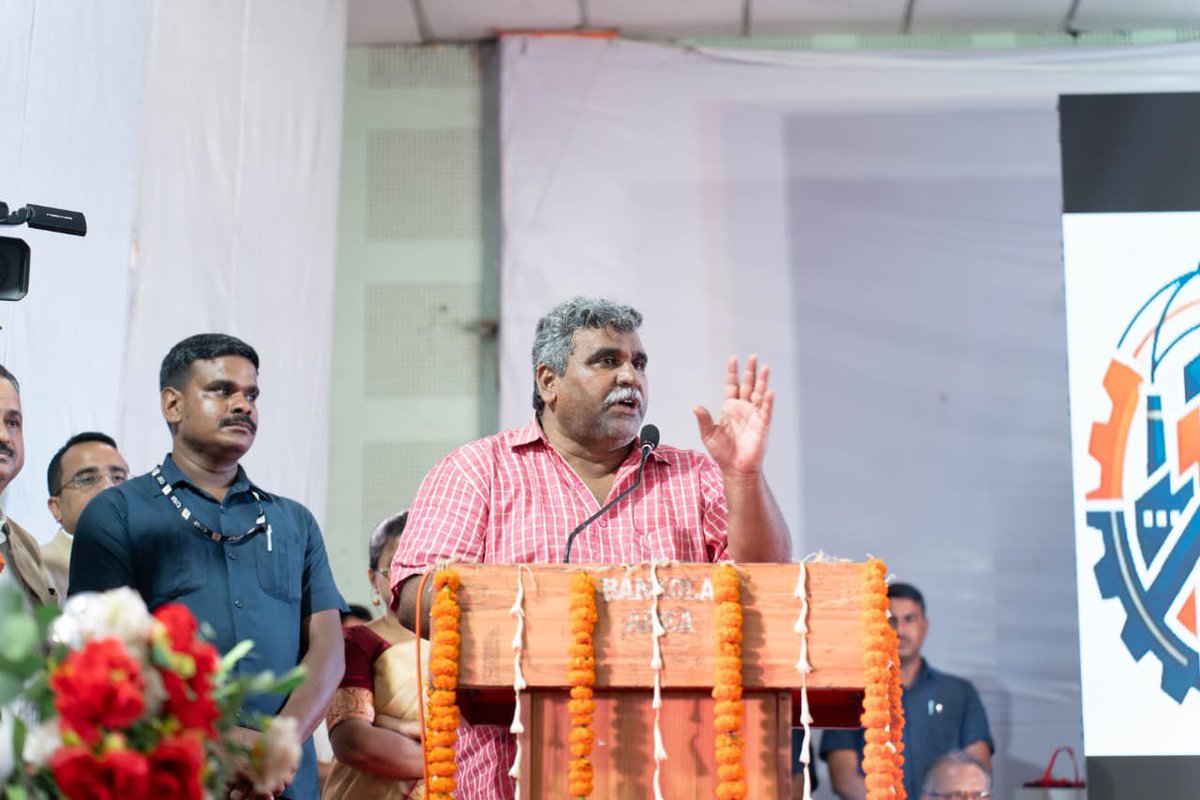 JitendraAsansol's tweet photo. পাণ্ডবেশ্বরকে নতুন করে শিল্পের মানচিত্রে প্রতিষ্ঠিত করার লক্ষ্যে আজ অনুষ্ঠিত হল ‘পাণ্ডবেশ্বর ইন্ডাস্ট্রিজ অ্যান্ড ইনভেস্টমেন্ট কনক্লেভ ২০২৬’।

এক সময় পাণ্ডবেশ্বরকে ঘিরে ব্যবসায়ীদের মধ্যে যে আতঙ্ক ও অনিশ্চয়তার ধারণা ছিল, সেই পরিস্থিতি বদলেছে। গত কয়েক মাসে প্রশাসন ও পুলিশের উদ্যোগে ব্যবসায়ীদের কাছ থেকে বেআইনি অর্থ আদায়ের বিরুদ্ধে কঠোর পদক্ষেপ নেওয়া হয়েছে। লক্ষ্য একটাই, পাণ্ডবেশ্বরে এমন ��কটি ব্যবসাবান্ধব পরিবেশ তৈরি করা, যেখানে উদ্যোক্তারা নিশ্চিন্তে বিনিয়োগ করতে পারেন।

শিল্প গড়ে উঠলে তৈরি হবে নতুন কর্মসংস্থান। একইসঙ্গে শ্রমিকদের অধিকার এবং শ্রম আইনও যথাযথভাবে মানতে হবে। কোনও সমস্যার সমাধান হবে আইনি পথে, জোরজবরদস্তির মাধ্যমে নয়।

পাণ্ডবেশ্বরে রয়েছে তুলনামূলক কম খরচে জমির সুযোগ, উন্নত যোগাযোগ ব্যবস্থা, বিমানবন্দরের সঙ্গে সহজ সংযোগ, নতুন পরিকাঠামো গড়ে তোলা�� সম্ভাবনা এবং পর্যটন ক্ষেত্রে বিপুল সুযোগ। শিল্পের পাশাপাশি পর্যটনকেও নতুন অর্থনৈতিক সম্ভাবনা হিসেবে গড়ে তোলার পরিকল্পনা রয়েছে।

আজকের সম্মেলনে প্রায় ১,০০০ কোটি টাকার বিনিয়োগ প্রস্তাব নিয়ে উদ্যোক্তাদের আগ্রহ পাণ্ডবেশ্বরের সম্ভাবনাকেই আরও স্পষ্ট করেছে।

আমাদের লক্ষ্য শুধু ঘোষণা নয়। আগামী দিনে কতগুলি শিল্প বাস্তবে গড়ে উঠল, কত বিনিয়োগ এল এবং কত মানুষের কর্মসংস্থান হল, সেই হিসাবও মানুষের সামনে তুলে ধরা হবে।

পাণ্ডবেশ্বরকে আবার একটি শক্তিশালী শিল্পাঞ্চল হিসেবে গড়ে তোলার এই যাত্রায় উদ্যোক্তা, শ্রমিক, প্রশাসন এবং সাধারণ মানুষের সম্মিলিত ভূমিকা থাকবে।

আজকের অনুষ্ঠানে উপস্থিত ছিলেন মাননীয় শিল্পমন্ত্রী শ্রী তাপস রায় মহাশয়, মাননীয়া প্রতিমন্ত্রী শ্রীমতী মৌমিতা বিশ্বাস মিশ্র মহাশয়া, মাননীয় জেলা সভাপতি শ্রী দেবতনু ভট্টাচার্য মহাশয়, দুর্গাপুর পশ্চিম বিধানসভার মাননীয় বিধ���য়ক শ্রী লক্ষ্মণ চন্দ্র ঘোড়ুই মহাশয়, আসানসোল উত্তর বিধানসভার মাননীয় বিধায়ক শ্রী কৃষ্ণেন্দ্র মুখার্জি মহাশয়, বারাবনি বিধানসভার মাননীয় বিধায়ক শ্রী অরিজিৎ রায় মহাশয়, রানিগঞ্জ বিধানসভার মাননীয় বিধায়ক শ্রী পার্থ ঘোষ মহাশয়, মাননীয় জেলাশাসক মহাশয় সহ অন্যান্য শিল্পপতি, বিনিয়োগকারী, ব্যবসায়ী নেতৃত্ব এবং বিশিষ্ট অতিথিবৃন্দ।

শিল্পপতি, বিনিয়োগকারী ও সংশ্লিষ্ট মহলের মতব���নিময়ের মাধ্যমে পাণ্ডবেশ্বরের শিল্পসম্ভাবনাকে আরও এগিয়ে নিয়ে যাওয়ার এই উদ্যোগ নতুন বিনিয়োগ ও কর্মসংস্থানের সম্ভাবনাকে আরও শক্তিশালী করবে।

আসুন, পাণ্ডবেশ্বরে বিনিয়োগ করুন।
আসুন, পাণ্ডবেশ্বরের নতুন অর্থনৈতিক ভবিষ্যৎ গড়ে তুলি।

@TapasRoy387026 @moumitabmisra 

#PandabeswarIndustriesAndInvestmentConclave2026 #Investment #IndustrialDevelopment #Employment #WestBengal