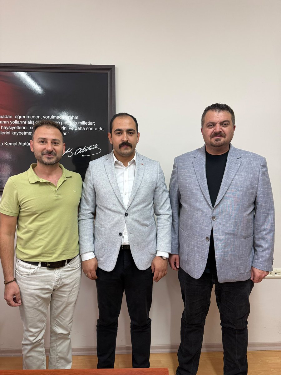 svsulkuocaklari's tweet photo. İl Başkanımız Sn. Bahadır GÖKMEN,İl Başkan Yardımcımız Sn. Raif ÇOPUR,Kıymetli Hocamız Prof. Dr. Selman ABLAK ve İl Yöneticilerimiz ile birlikte Sn. Rıza ÖZUTKU’yu ziyaret ettiler. Doktor ünvanı alan kıymetli hocamıza akademik hayatında başarılarını dileriz. https://t.co/Q8mjPKSvhU