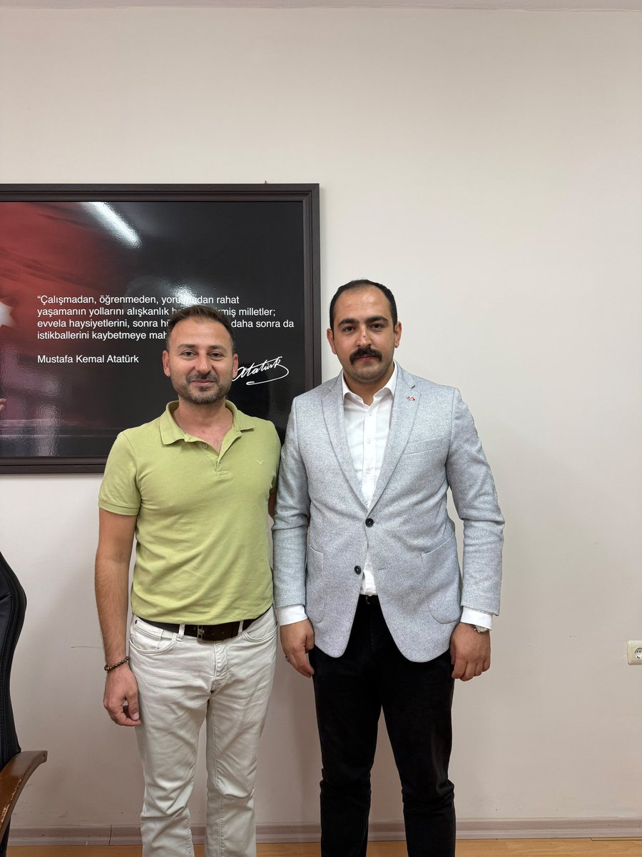 svsulkuocaklari's tweet photo. İl Başkanımız Sn. Bahadır GÖKMEN,İl Başkan Yardımcımız Sn. Raif ÇOPUR,Kıymetli Hocamız Prof. Dr. Selman ABLAK ve İl Yöneticilerimiz ile birlikte Sn. Rıza ÖZUTKU’yu ziyaret ettiler. Doktor ünvanı alan kıymetli hocamıza akademik hayatında başarılarını dileriz. https://t.co/Q8mjPKSvhU