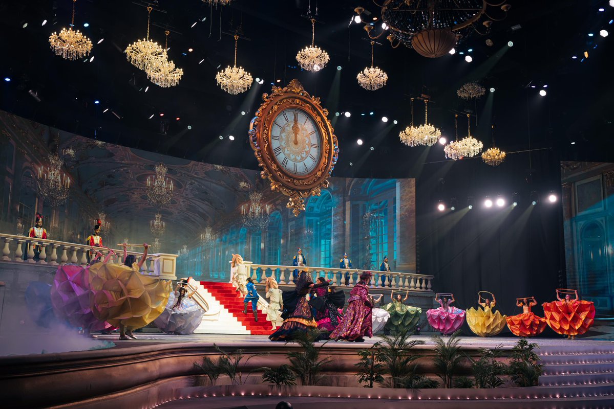 thevenueriyadh's tweet photo. أميرة قلبي تحوّل مسرح ذا فينيو إلى عالم مليء بالألوان والتفاصيل والإبهار ✨
لوحات مسرحية متجددة، مشاهد كبيرة، وجمهور يعيش الحكاية بكل تفاصيلها

#أميرة_قلبي #ذا_فينيو #QueenOfMyHeart #TheVenue #RiyadhEvents https://t.co/XTlI3dZEbp