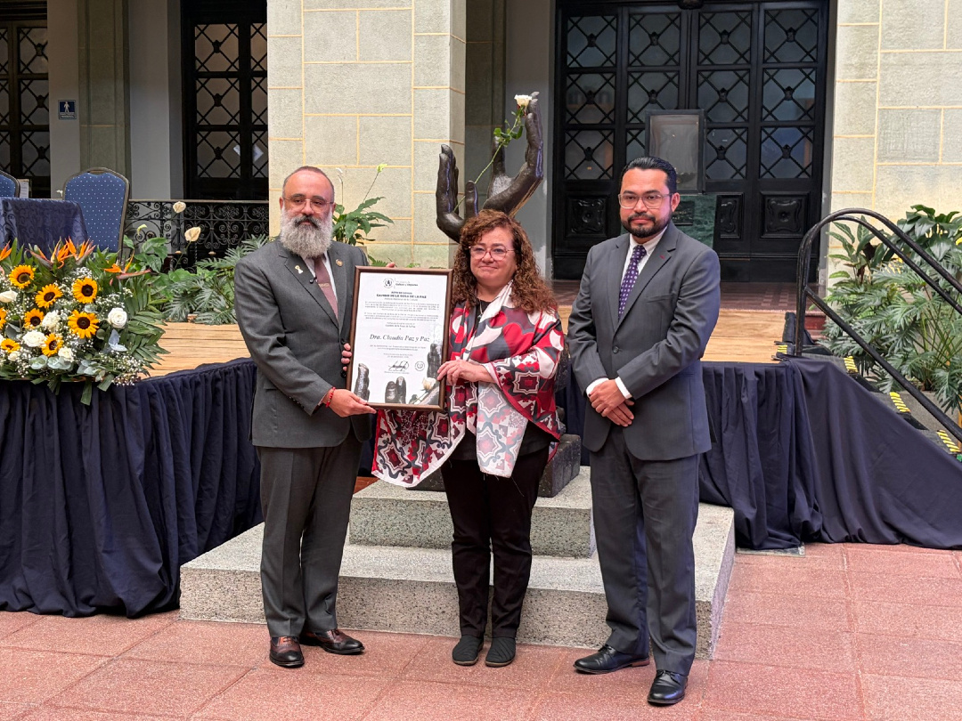 cejil's tweet photo. #Guatemala | En el Palacio Nacional de Guatemala, durante la ceremonia del cambio de la Rosa de la Paz, @ClaudiaPazyPaz  recibe el nombramiento de Mensajera de la Paz.🌹

Desde allí, habla de memoria, justicia, democracia y de los desafíos que Guatemala aún tiene pendientes.

🧵Abrimos hilo 1/10