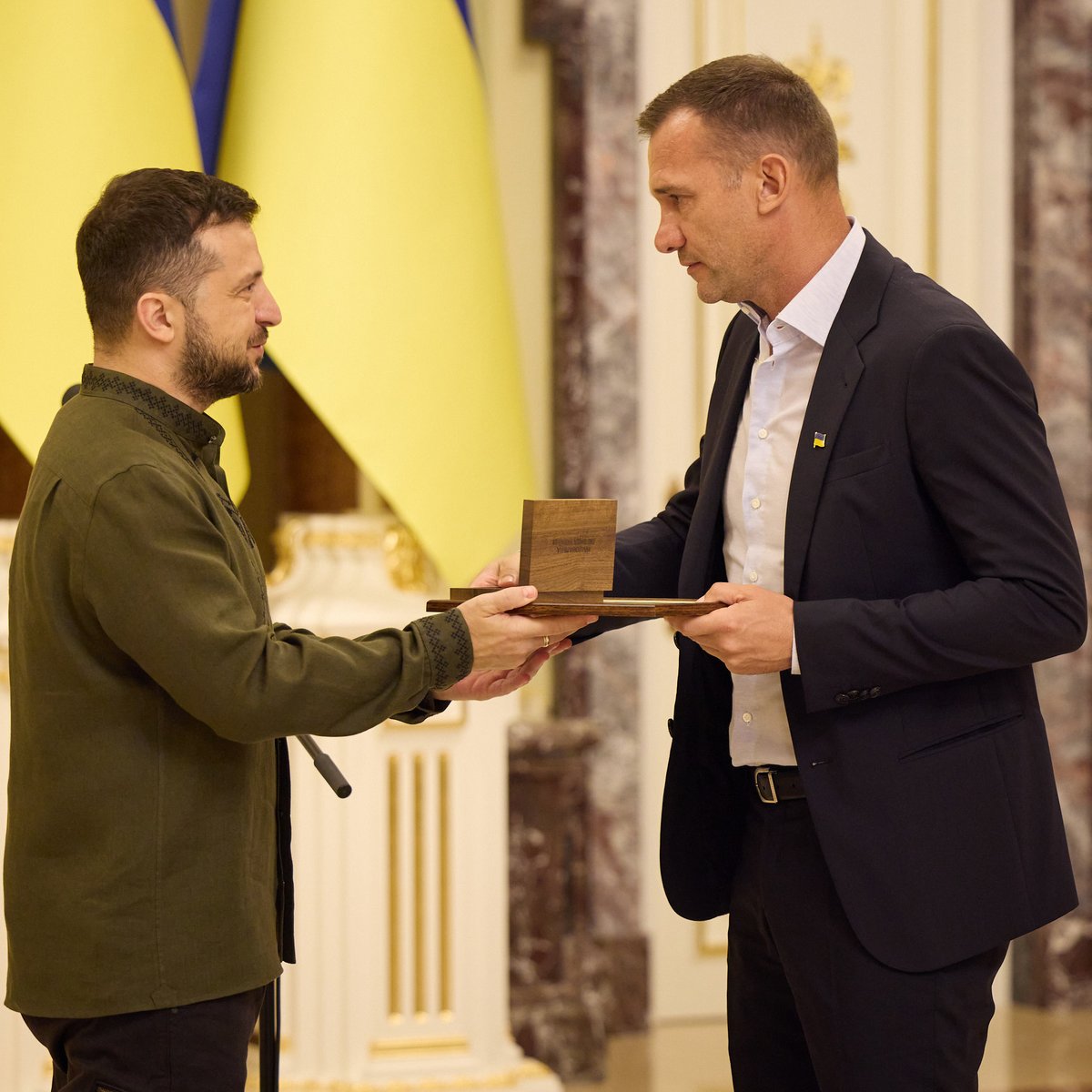ZelenskyyUa's tweet photo. When someone turns 50 – and he is a National Legend of Ukraine – it would be appropriate to address him as “Andriy Mykolayovych.” But when he is our incredible player and coach, who has brought Ukrainians joy and pride so many times, and when he is truly dear to the whole country, you just want to say: Sheva! Happy Birthday!
Thank you for everything! Especially for the emotions we all need so much in these difficult days – for all our people and all our warriors. For all Ukrainians, whom our national team has given such a boost of positive energy these days.
Happy 50th, legend! Wishing victories to you, to our national team, and to our country, and peace to us all. Glory to Ukraine!
@jksheva7