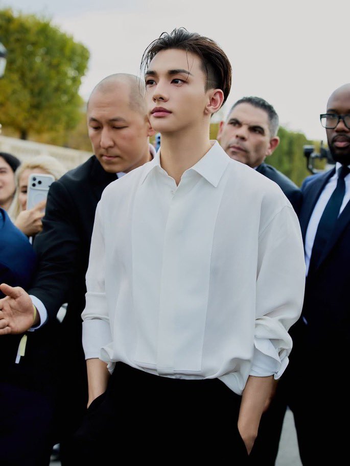 LevoreMagazine's tweet photo. Hyunjin at Dior is simply a perfect match the styling, the presence, the whole Paris moment. 🖤✨

#Hyunjin #StrayKids #Dior #DiorSS27 #ParisFashionWeek #PFW #LevoréMagazine https://t.co/yFTY19ZxDC