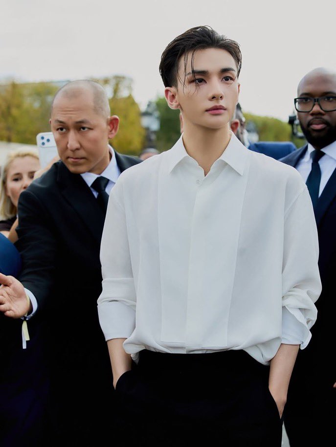 LevoreMagazine's tweet photo. Hyunjin at Dior is simply a perfect match the styling, the presence, the whole Paris moment. 🖤✨

#Hyunjin #StrayKids #Dior #DiorSS27 #ParisFashionWeek #PFW #LevoréMagazine https://t.co/yFTY19ZxDC