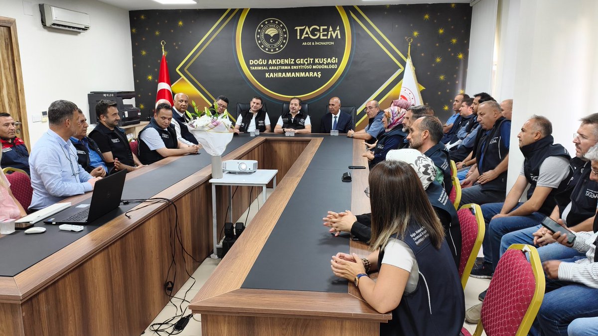 tagemgovtr's tweet photo. Genel Müdürümüz Sayın Dr. M. Altuğ Atalay, Genel Müdür Yardımcımız Sayın Doç. Dr. Fatih Özdemir ve İdari İşler ve Koordinasyon Daire Başkan��mız Sayın Av. Alper Tezcan, Kahramanmaraş Doğu Akdeniz Geçit Kuşağı Tarımsal Araştırma Enstitüsü Müdürlüğünü ziyaret ederek teknik personelle bir araya geldi.

Enstitü Müdürü Sayın Doğan Gözcü eşliğinde; laboratuvarlar, seralar ve üretim alanları gezilerek yürütülen araştırma ve geliştirme faaliyetleri yerinde incelendi.

Ziyaret kapsamında, enstitü bünyesinde devam eden projeler, deneme alanları ve gerçekleştirilen çalışmalar hakkında konu uzmanları ve Bölüm Başkanlarından detaylı bilgiler alındı.

Ayrıca Kahramanmaraş İl Tarım ve Orman Müdürlüğü de ziyaret edilerek İl Müdürü Sayın Ramazan Bilir ile bir araya gelindi, yürütülen tarımsal çalışmalar üzerine değerlendirmelerde bulunuldu. 

🌱🔬🌾 @TCTarim @tagemgovtr @dagtem