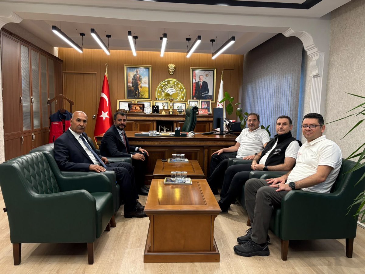 tagemgovtr's tweet photo. Genel Müdürümüz Sayın Dr. M. Altuğ Atalay, Genel Müdür Yardımcımız Sayın Doç. Dr. Fatih Özdemir ve İdari İşler ve Koordinasyon Daire Başkan��mız Sayın Av. Alper Tezcan, Kahramanmaraş Doğu Akdeniz Geçit Kuşağı Tarımsal Araştırma Enstitüsü Müdürlüğünü ziyaret ederek teknik personelle bir araya geldi.

Enstitü Müdürü Sayın Doğan Gözcü eşliğinde; laboratuvarlar, seralar ve üretim alanları gezilerek yürütülen araştırma ve geliştirme faaliyetleri yerinde incelendi.

Ziyaret kapsamında, enstitü bünyesinde devam eden projeler, deneme alanları ve gerçekleştirilen çalışmalar hakkında konu uzmanları ve Bölüm Başkanlarından detaylı bilgiler alındı.

Ayrıca Kahramanmaraş İl Tarım ve Orman Müdürlüğü de ziyaret edilerek İl Müdürü Sayın Ramazan Bilir ile bir araya gelindi, yürütülen tarımsal çalışmalar üzerine değerlendirmelerde bulunuldu. 

🌱🔬🌾 @TCTarim @tagemgovtr @dagtem