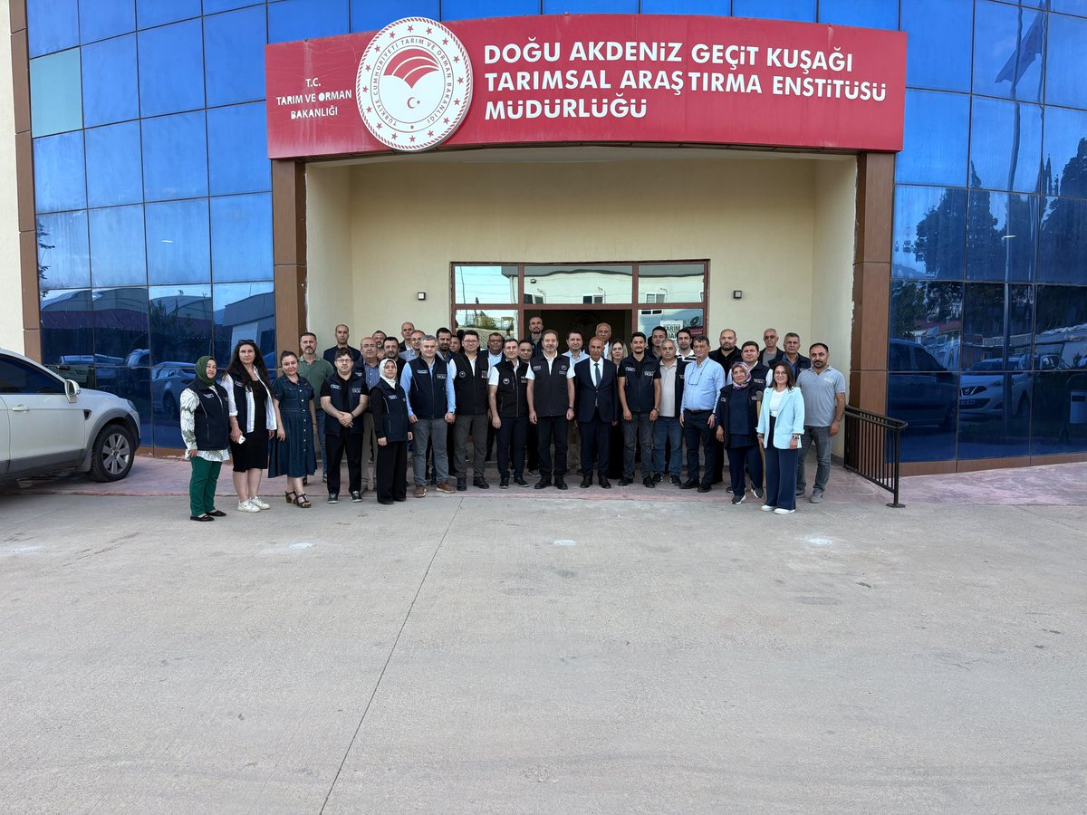 tagemgovtr's tweet photo. Genel Müdürümüz Sayın Dr. M. Altuğ Atalay, Genel Müdür Yardımcımız Sayın Doç. Dr. Fatih Özdemir ve İdari İşler ve Koordinasyon Daire Başkan��mız Sayın Av. Alper Tezcan, Kahramanmaraş Doğu Akdeniz Geçit Kuşağı Tarımsal Araştırma Enstitüsü Müdürlüğünü ziyaret ederek teknik personelle bir araya geldi.

Enstitü Müdürü Sayın Doğan Gözcü eşliğinde; laboratuvarlar, seralar ve üretim alanları gezilerek yürütülen araştırma ve geliştirme faaliyetleri yerinde incelendi.

Ziyaret kapsamında, enstitü bünyesinde devam eden projeler, deneme alanları ve gerçekleştirilen çalışmalar hakkında konu uzmanları ve Bölüm Başkanlarından detaylı bilgiler alındı.

Ayrıca Kahramanmaraş İl Tarım ve Orman Müdürlüğü de ziyaret edilerek İl Müdürü Sayın Ramazan Bilir ile bir araya gelindi, yürütülen tarımsal çalışmalar üzerine değerlendirmelerde bulunuldu. 

🌱🔬🌾 @TCTarim @tagemgovtr @dagtem