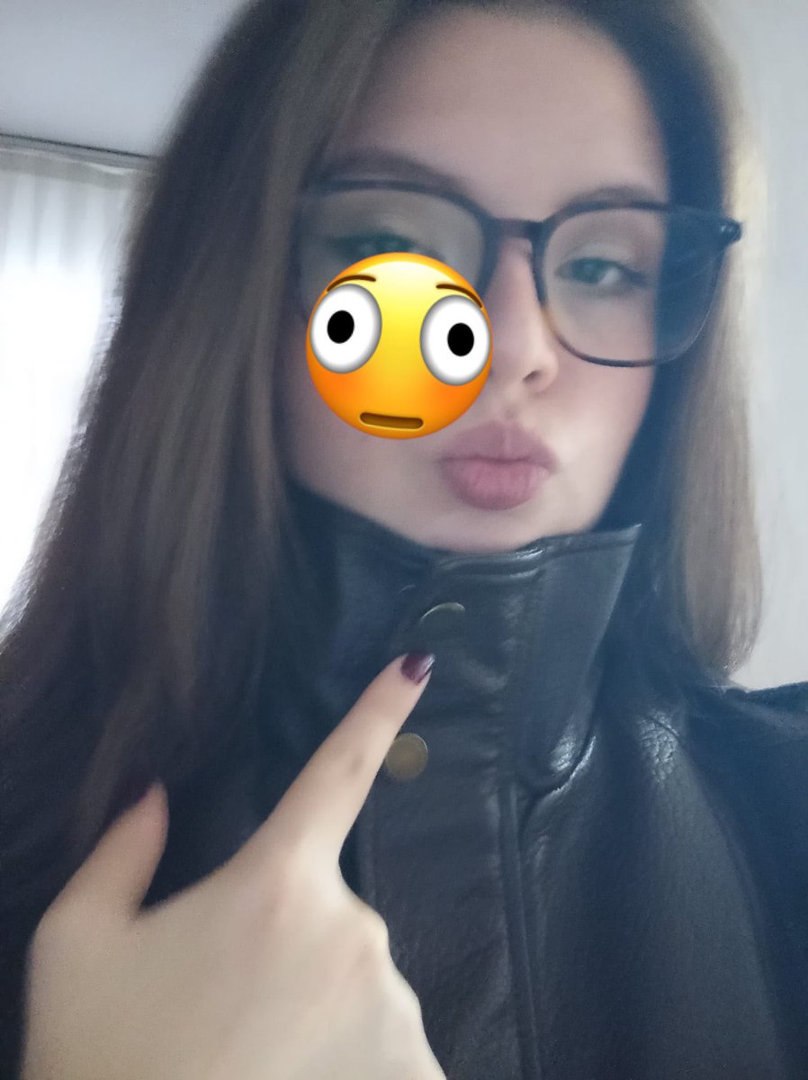 benaleyyys's tweet photo. deri ceket ve bordo oje sezonunu actimmm https://t.co/XpuHDCrW6v