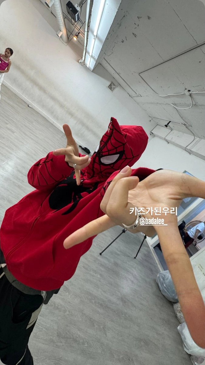 badaleeuniverse's tweet photo. SpiderBada coming thruuuu 🕷🕸✨️
#bada #badalee
source: _simeez via IG stories https://t.co/hj21yowUlo
