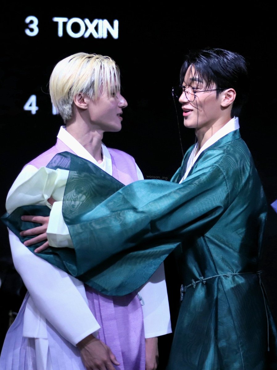 woosan_ing's tweet photo. 260929 메이크스타 대면

안뺏어가..... 걱정마 😳

#우산 #WOOSAN #정우영 #WOOYOUNG #ウヨン #최산 #SAN #サン https://t.co/6KQZTUXEfQ