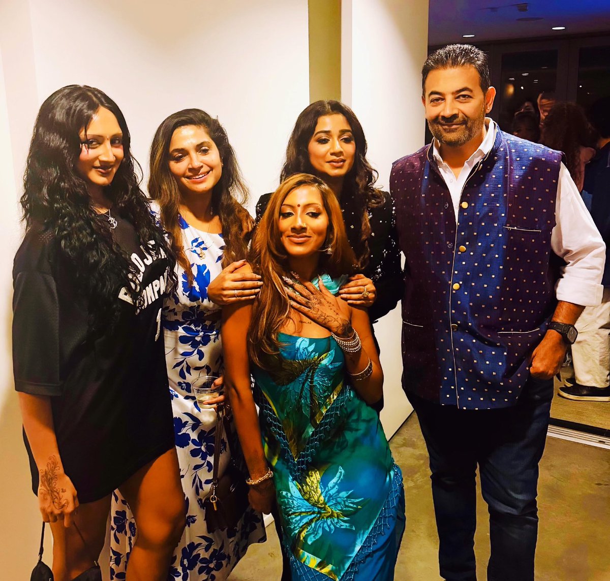 larurkive's tweet photo. 2012 vs 2026 

Lara meeting Shreya Ghoshal as a little girl in 2012, only to meet her again 14 years later and have Shreya ask her to collaborate… the full circle moment ☹️💗 https://t.co/wr2z5d632p