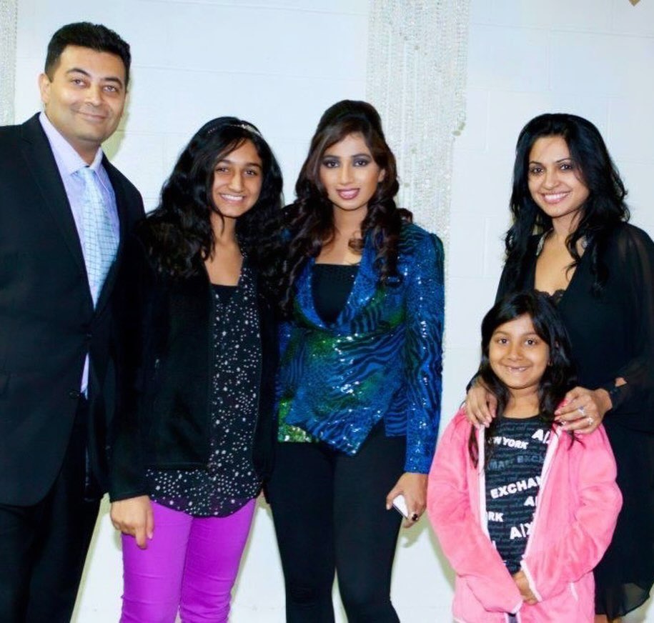 larurkive's tweet photo. 2012 vs 2026 

Lara meeting Shreya Ghoshal as a little girl in 2012, only to meet her again 14 years later and have Shreya ask her to collaborate… the full circle moment ☹️💗 https://t.co/wr2z5d632p